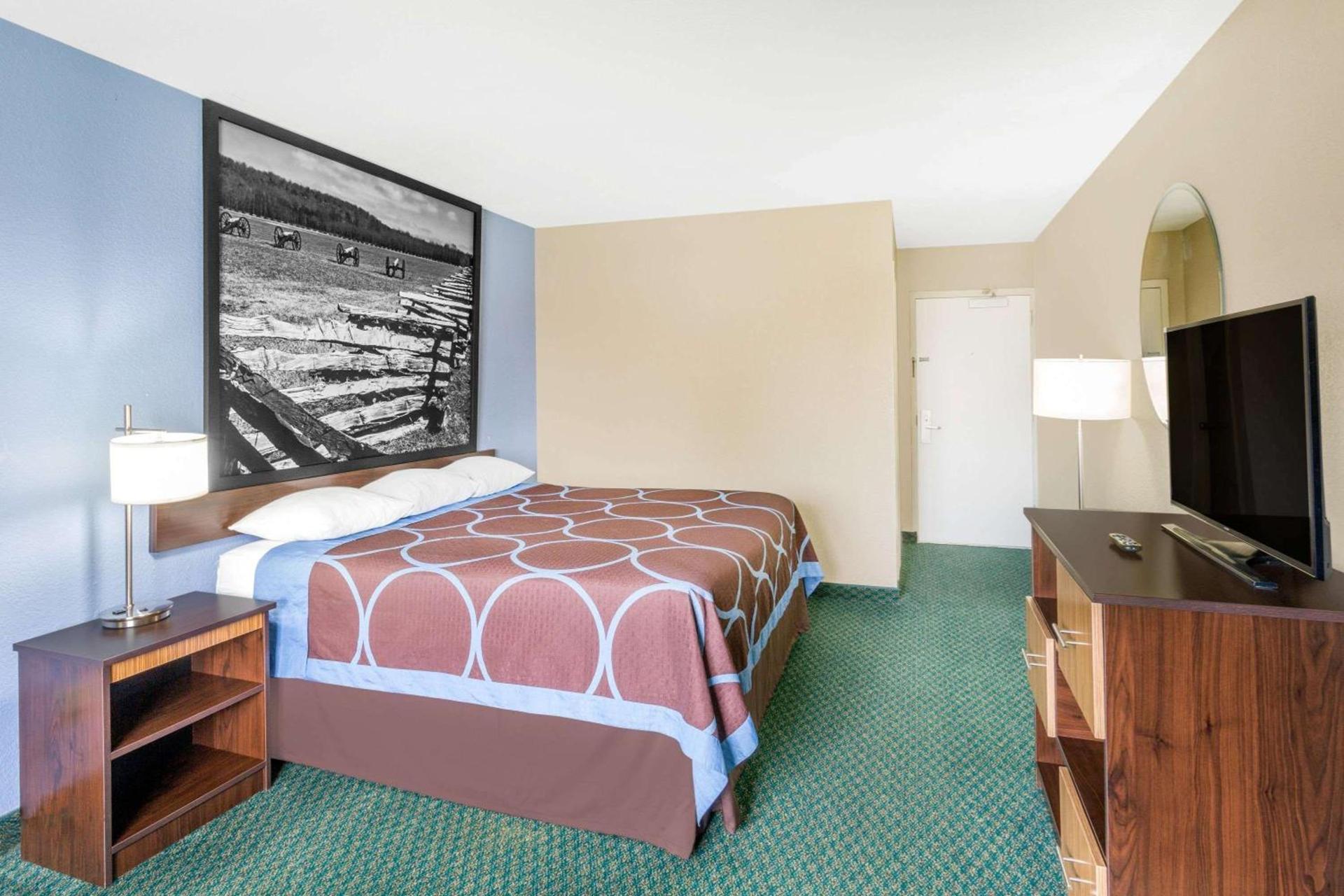 Super 8 by Wyndham Bentonville photo 8