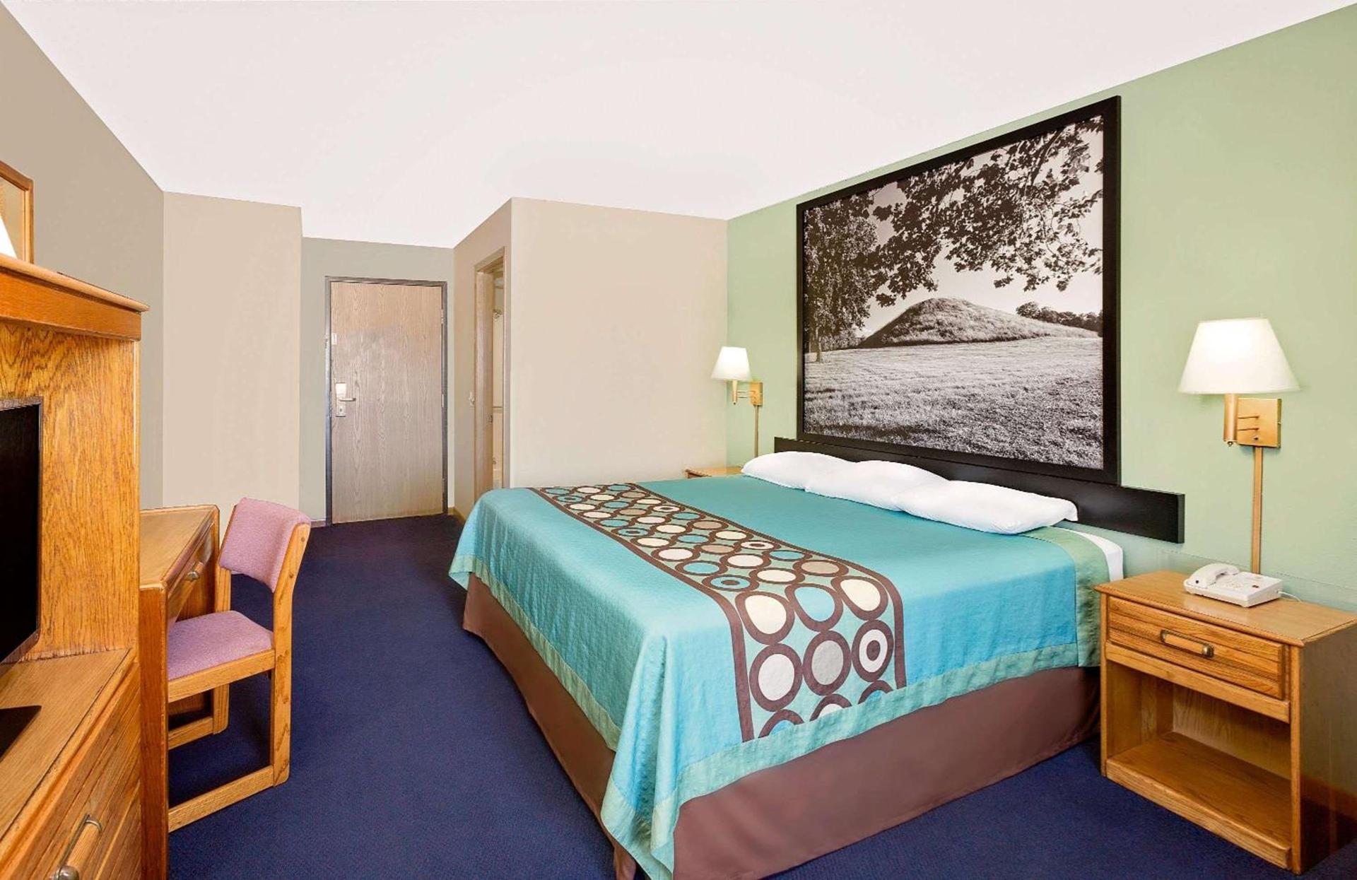 Super 8 by Wyndham Macomb photo 10