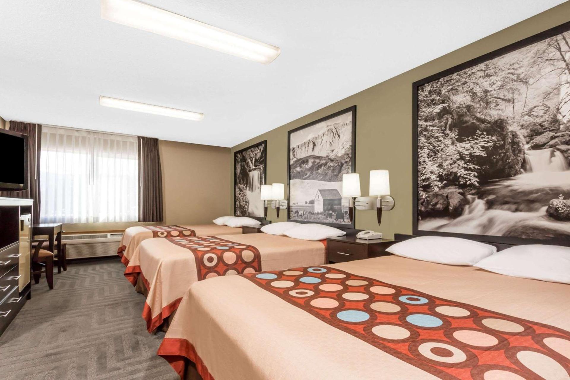 Super 8 by Wyndham LaGrande photo 12