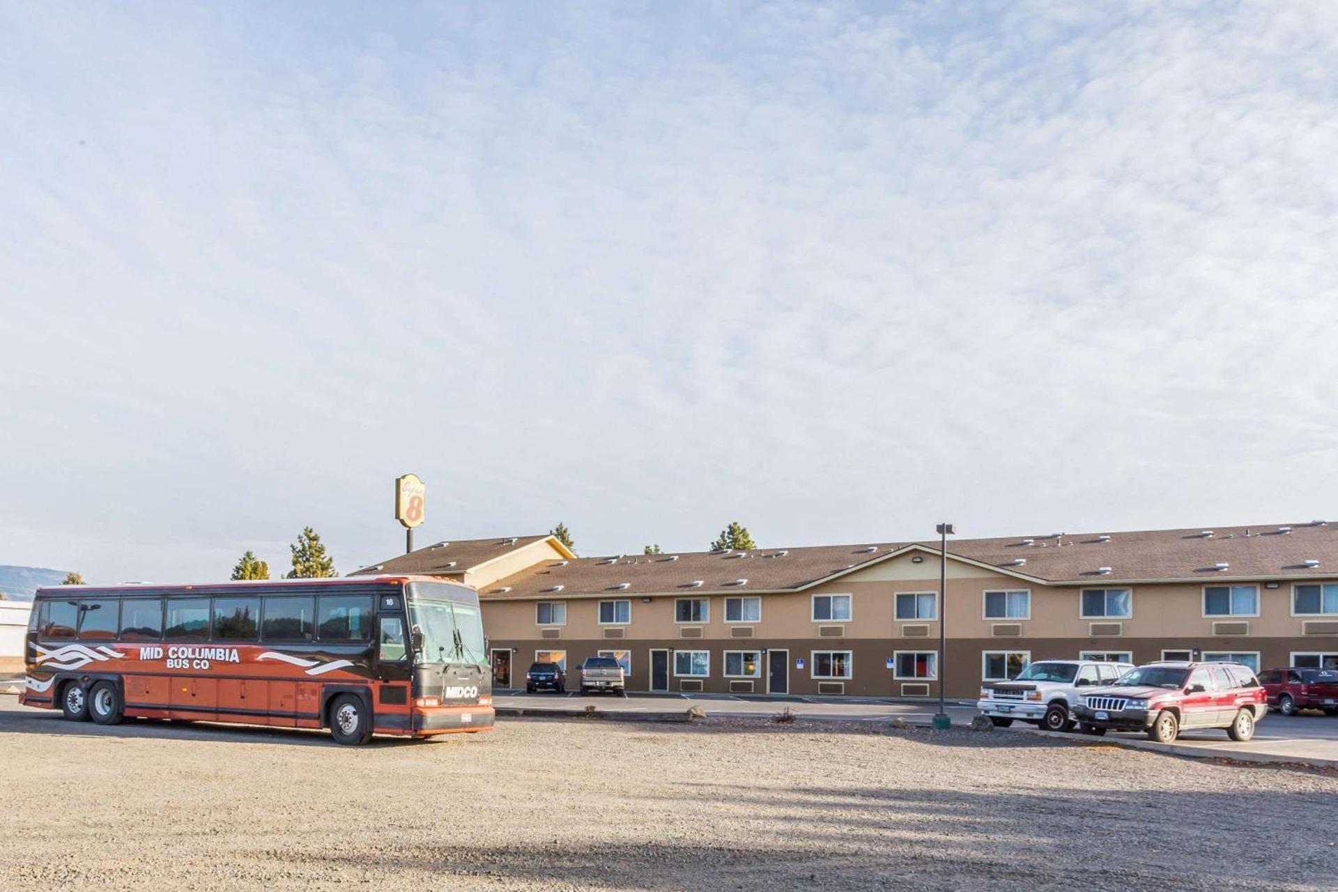 Super 8 by Wyndham LaGrande photo 2