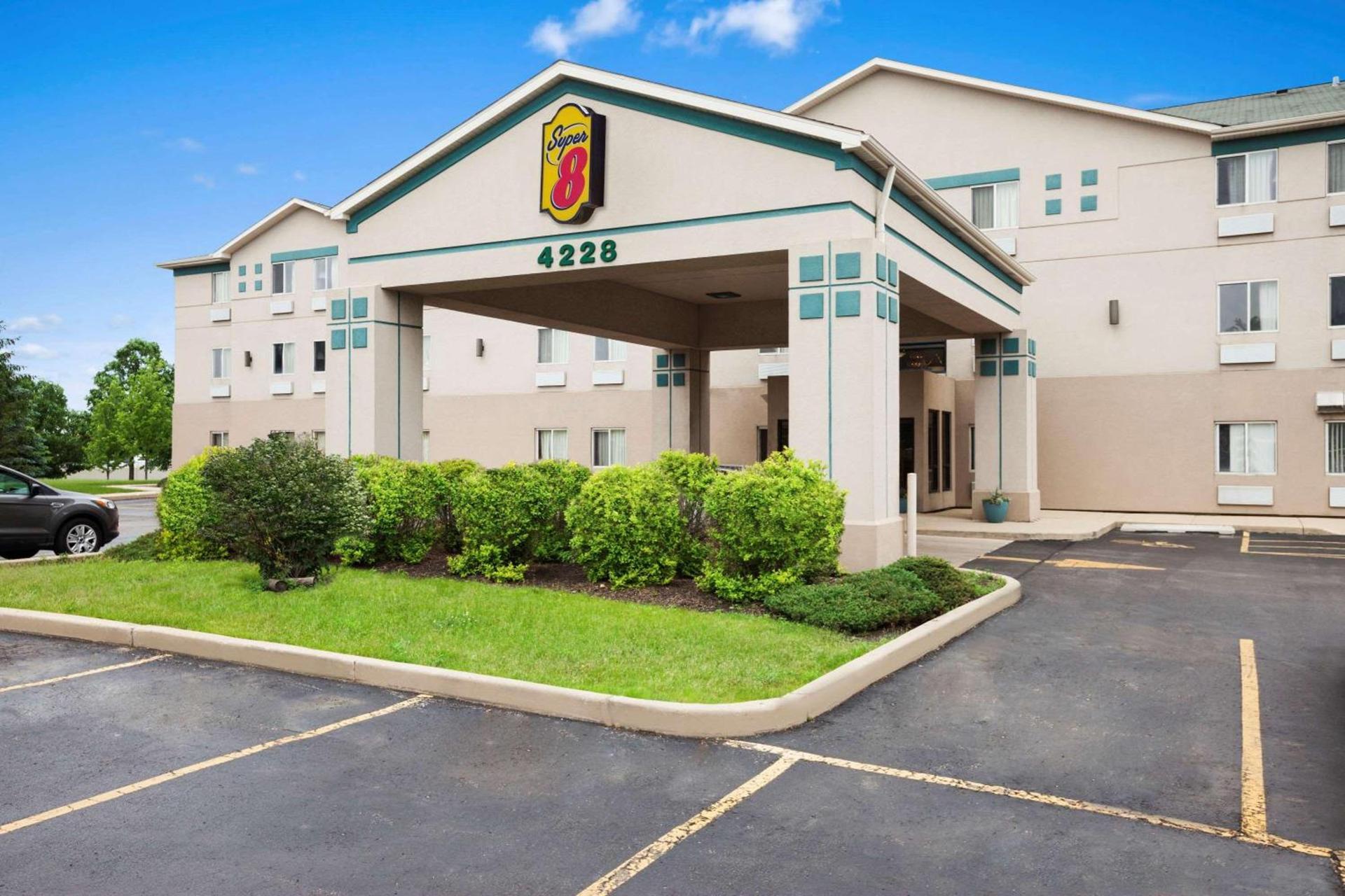 Super 8 by Wyndham Aurora/Naperville Area — hotel in Aurora