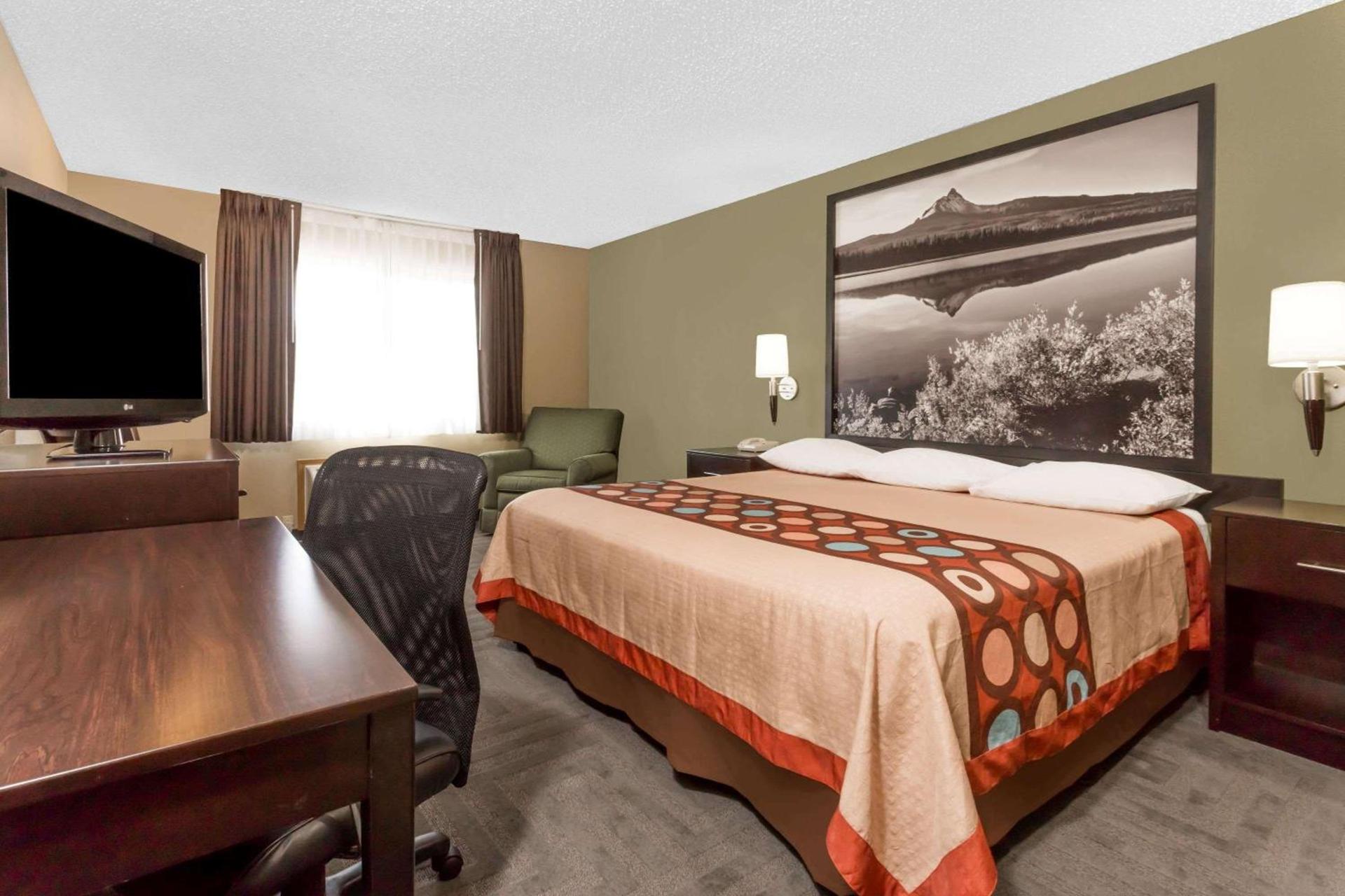 Super 8 by Wyndham LaGrande photo 3