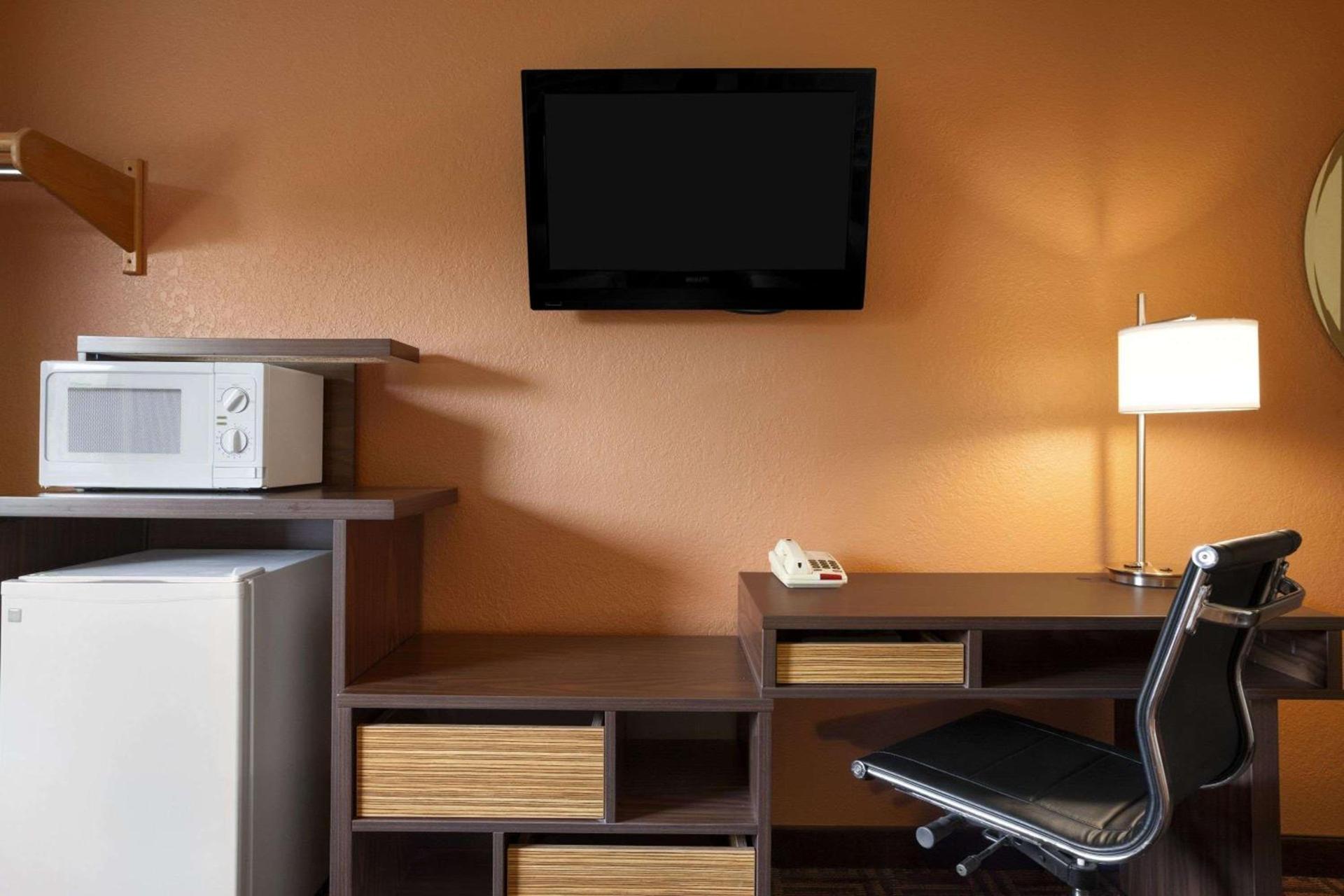 Super 8 by Wyndham Fairview Heights-St. Louis photo 26