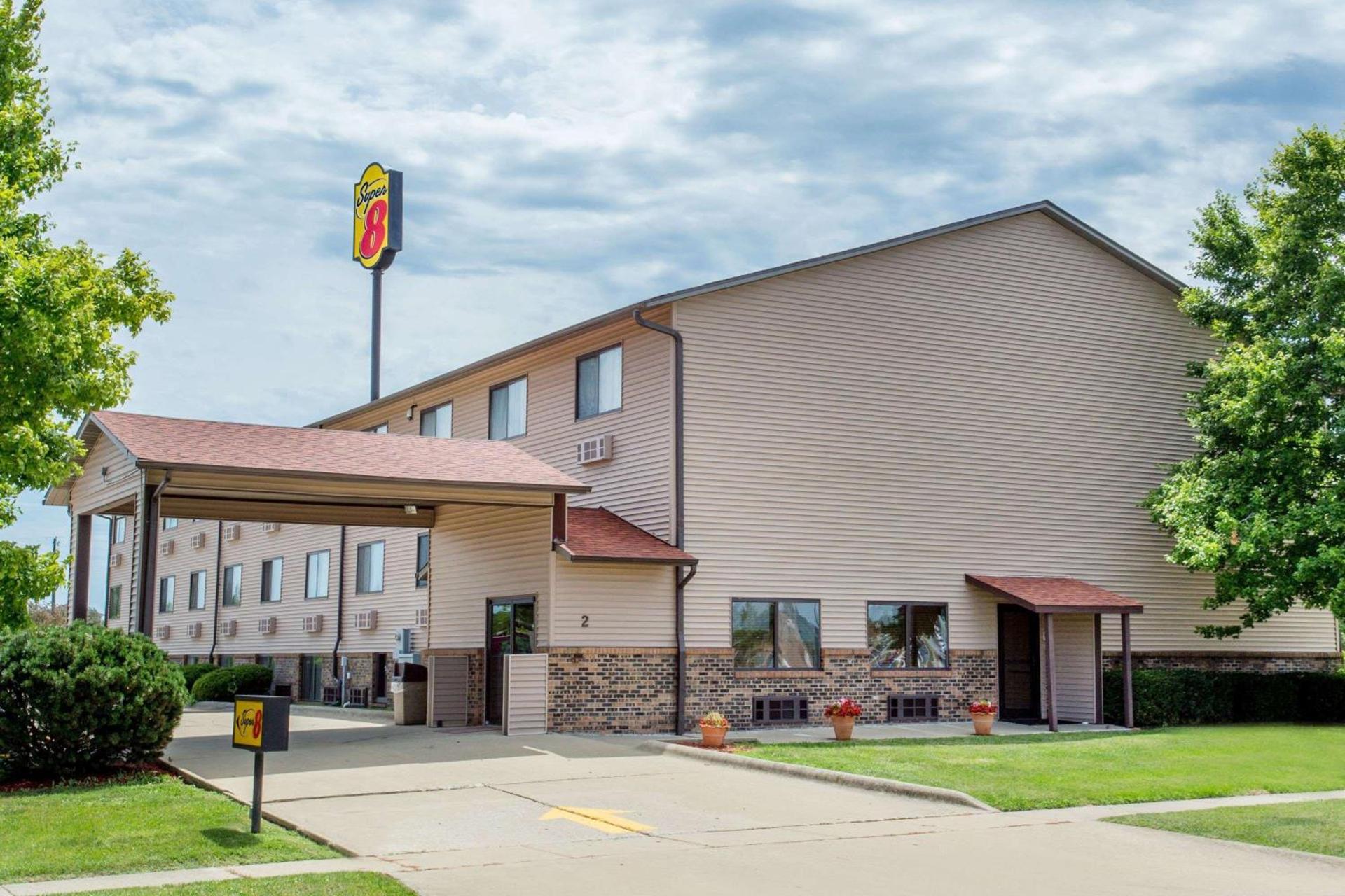 Super 8 by Wyndham Normal Bloomington photo 2