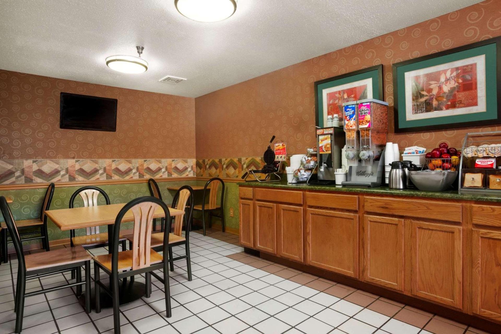 Super 8 by Wyndham East Peoria photo 18