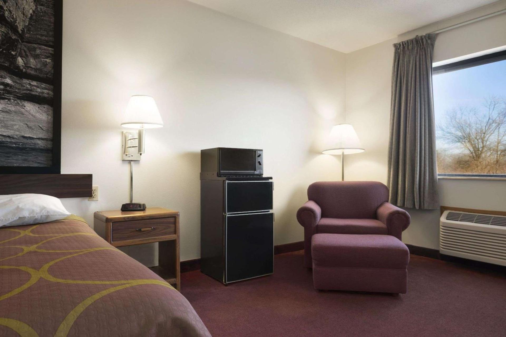 Super 8 by Wyndham Danville photo 8