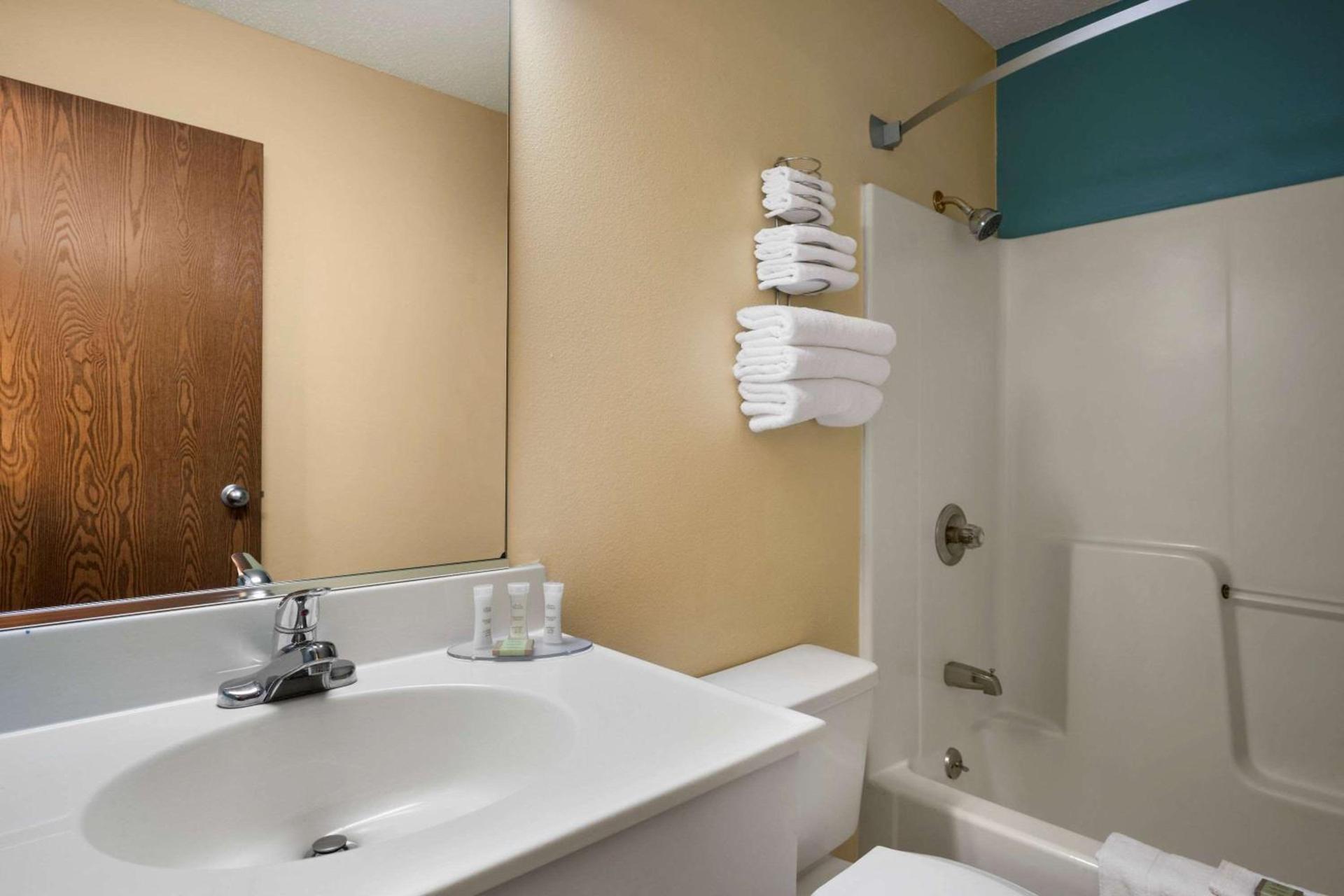 Super 8 by Wyndham East Peoria photo 16