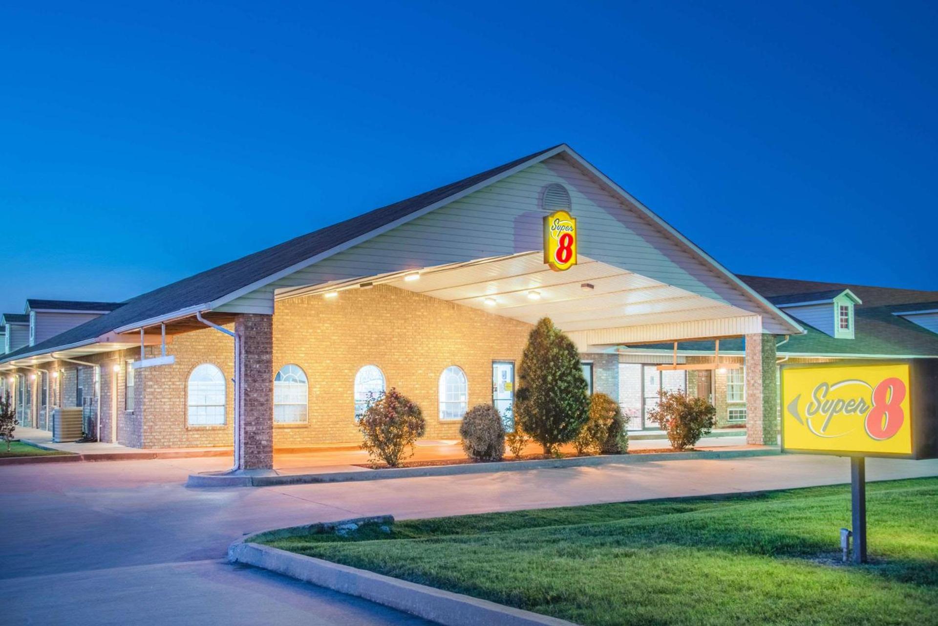 Super 8 by Wyndham Big Cabin/Vinita Area photo 1