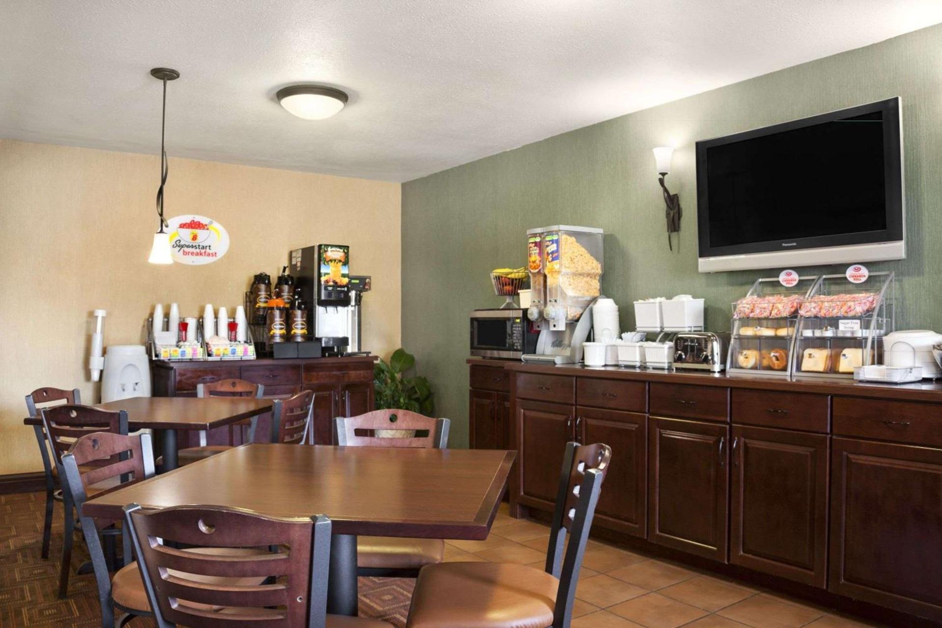 Super 8 by Wyndham Fairview Heights-St. Louis photo 22