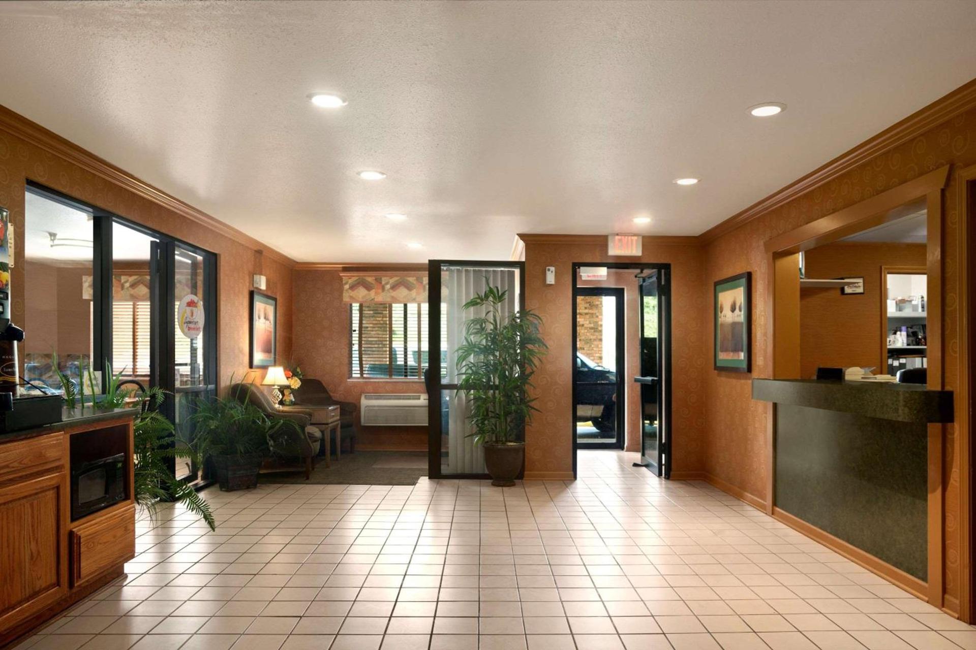Super 8 by Wyndham East Peoria photo 14