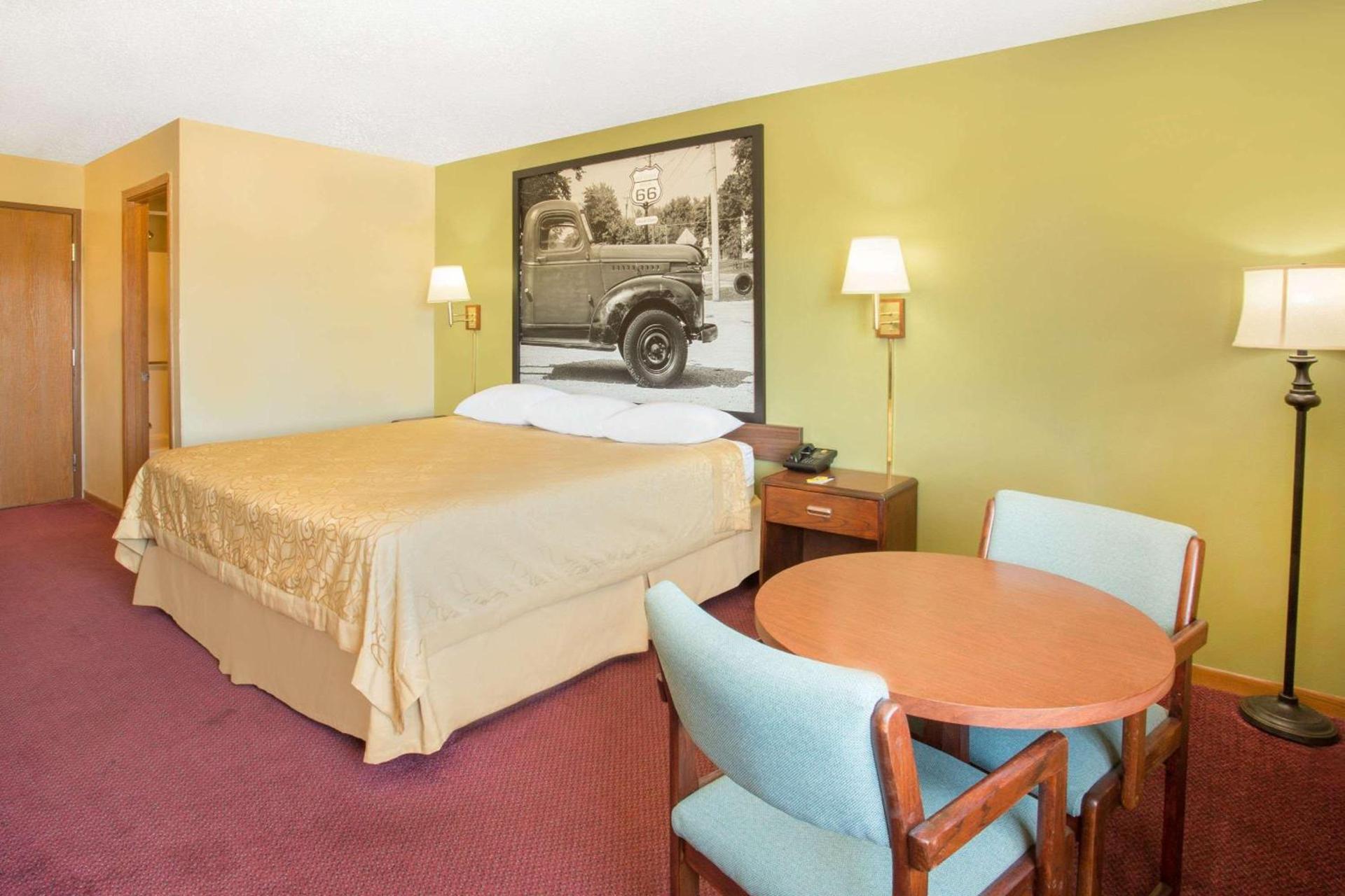 Super 8 by Wyndham Normal Bloomington photo 8