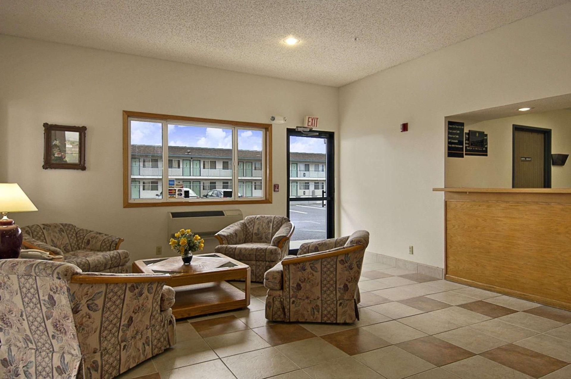 Super 8 by Wyndham Pendleton photo 2