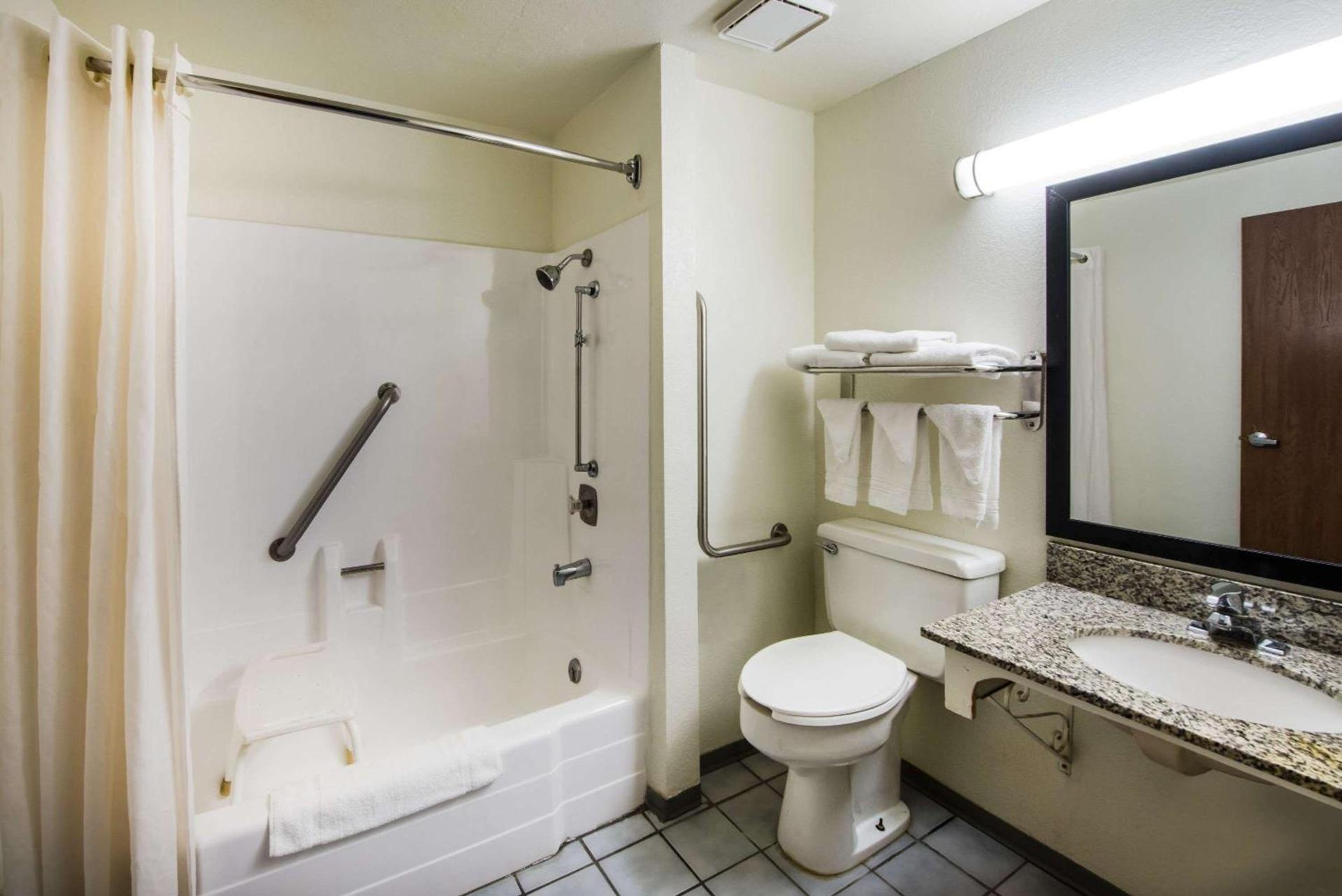 Super 8 by Wyndham Pueblo photo 17
