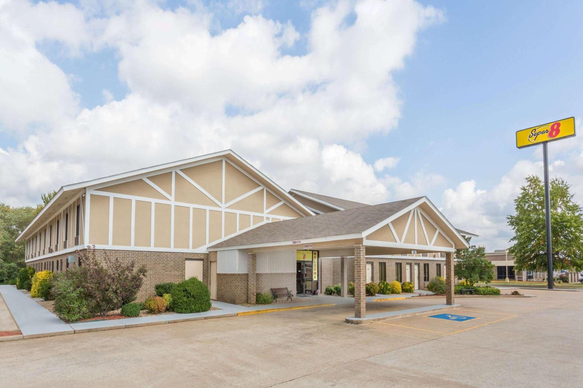 Super 8 by Wyndham Bentonville photo 2