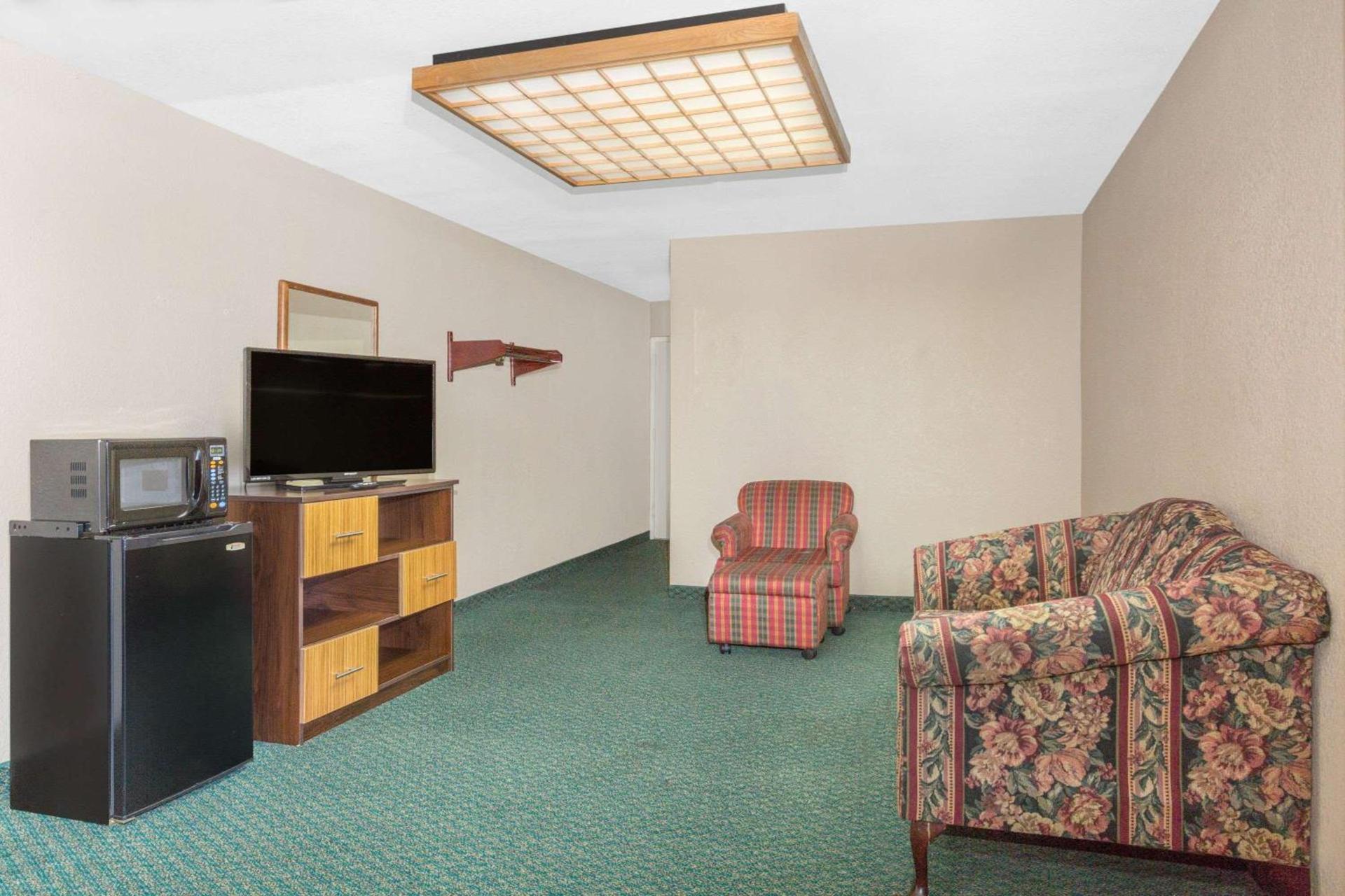 Super 8 by Wyndham Bentonville photo 7