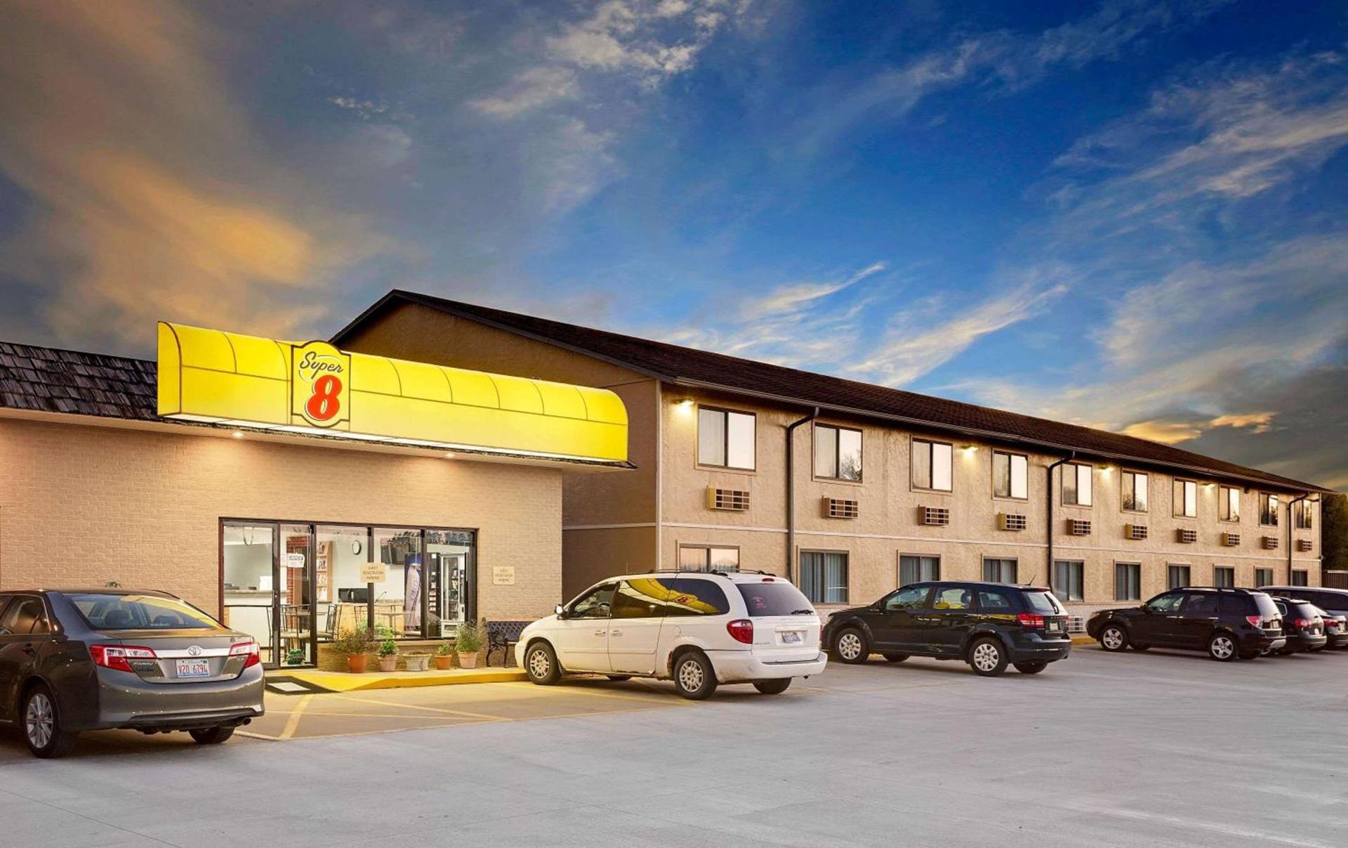 Super 8 by Wyndham Macomb — hotel in Macomb