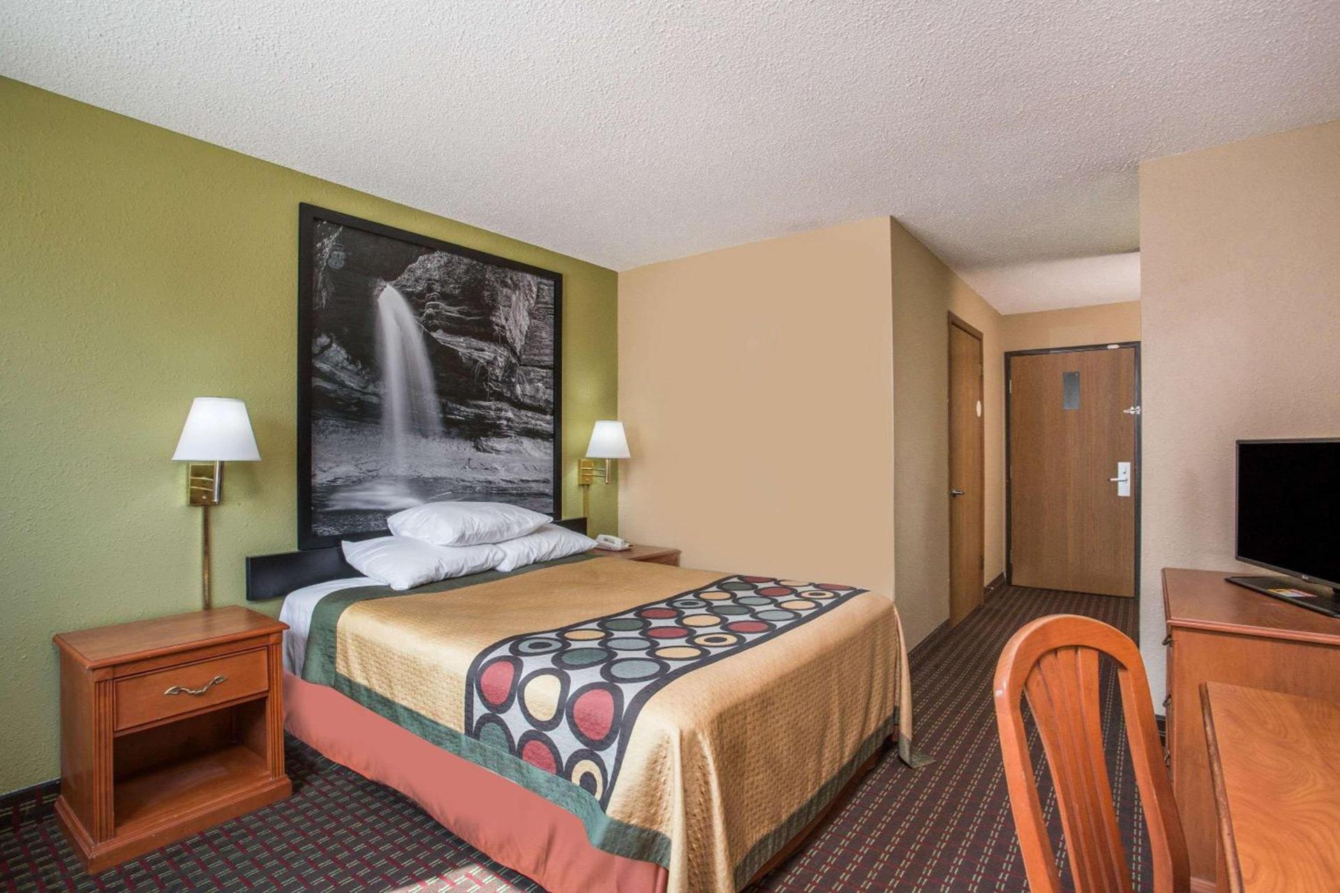 Super 8 by Wyndham Mendota I-39 photo 3