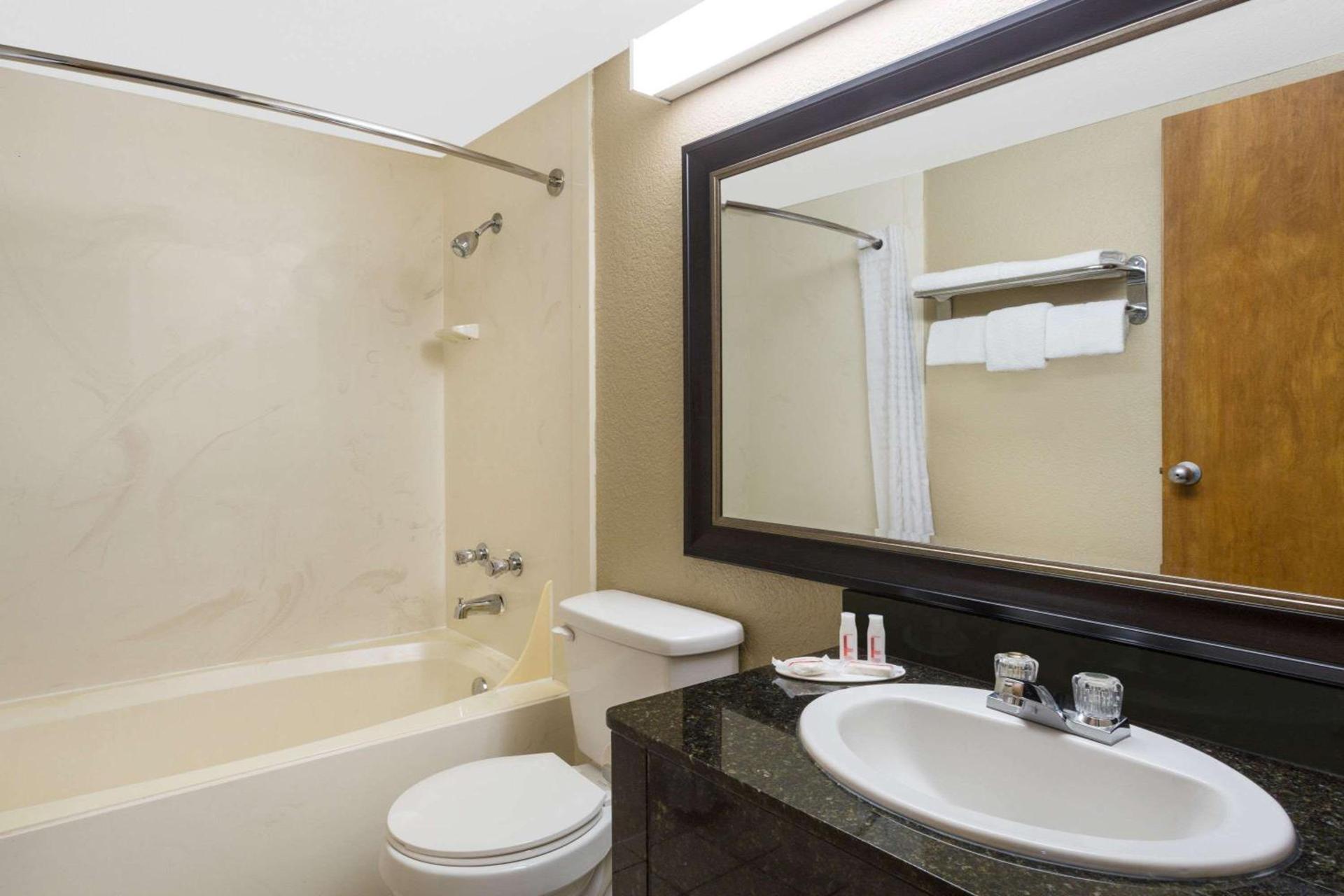 Super 8 by Wyndham Bentonville photo 9