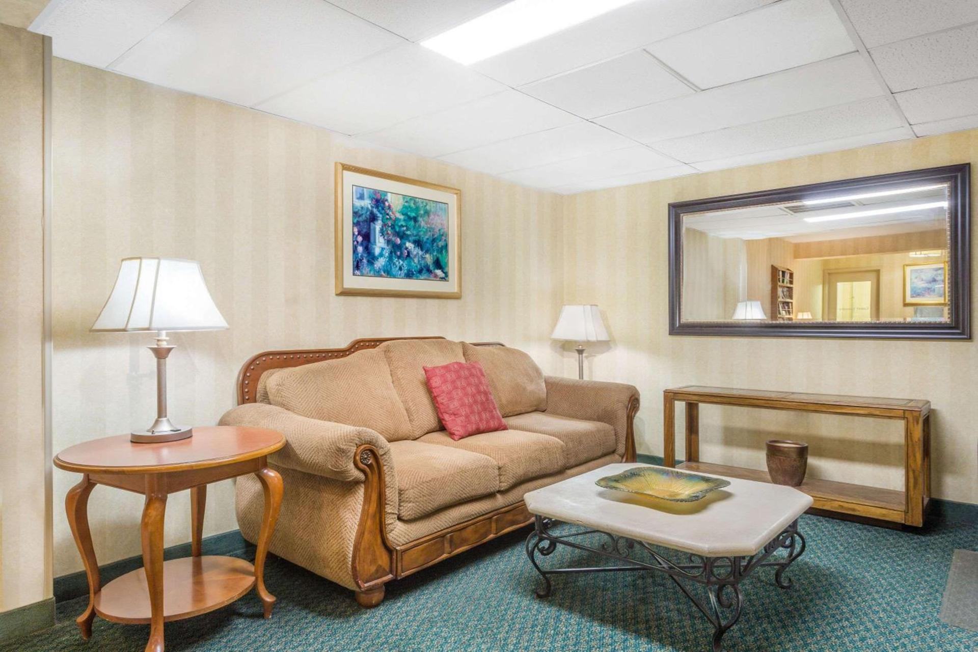 Super 8 by Wyndham Bentonville photo 4