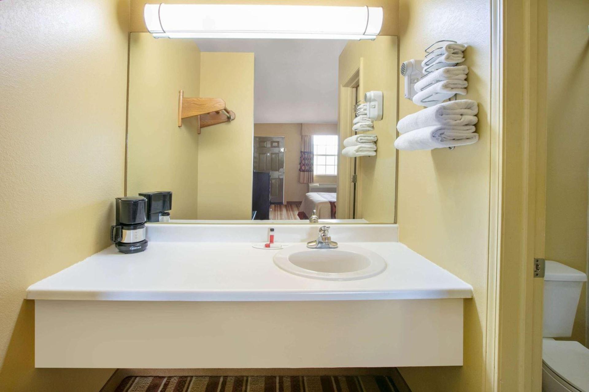 Super 8 by Wyndham Big Cabin/Vinita Area photo 22
