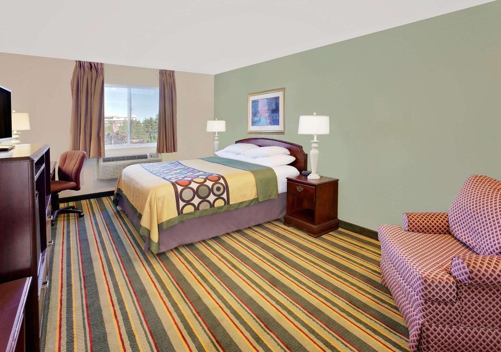 Super 8 by Wyndham Mt. Pleasant photo 28