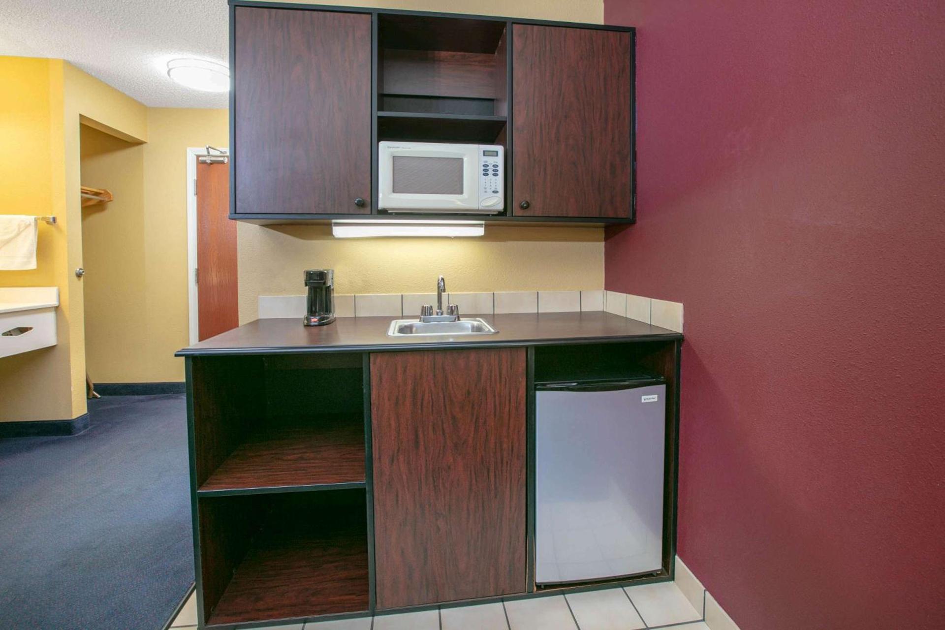 Super 8 by Wyndham Big Cabin/Vinita Area photo 27