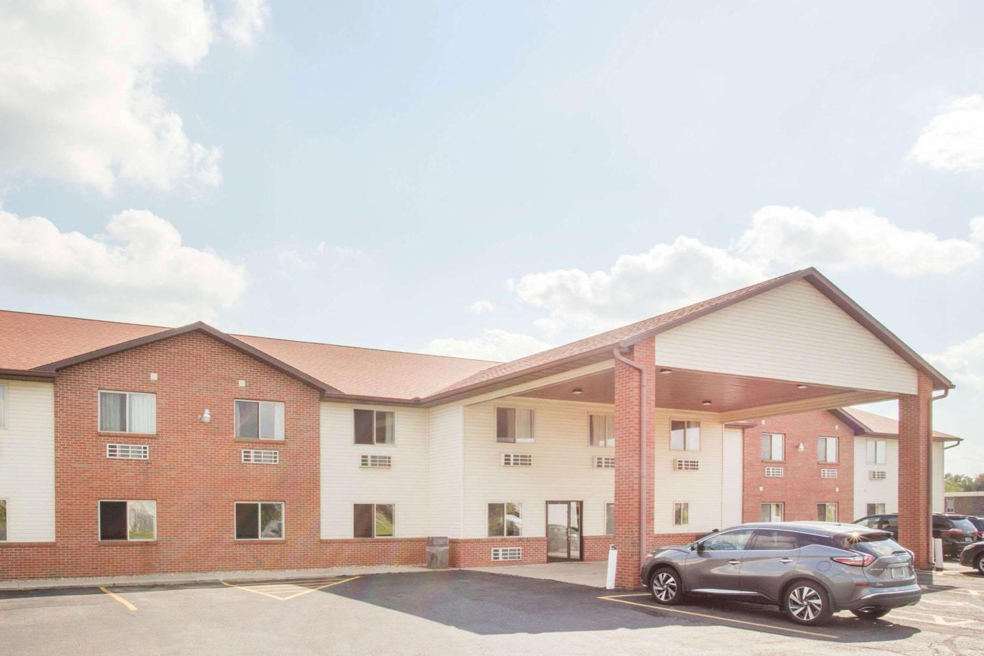 Super 8 by Wyndham Monmouth IL photo 1