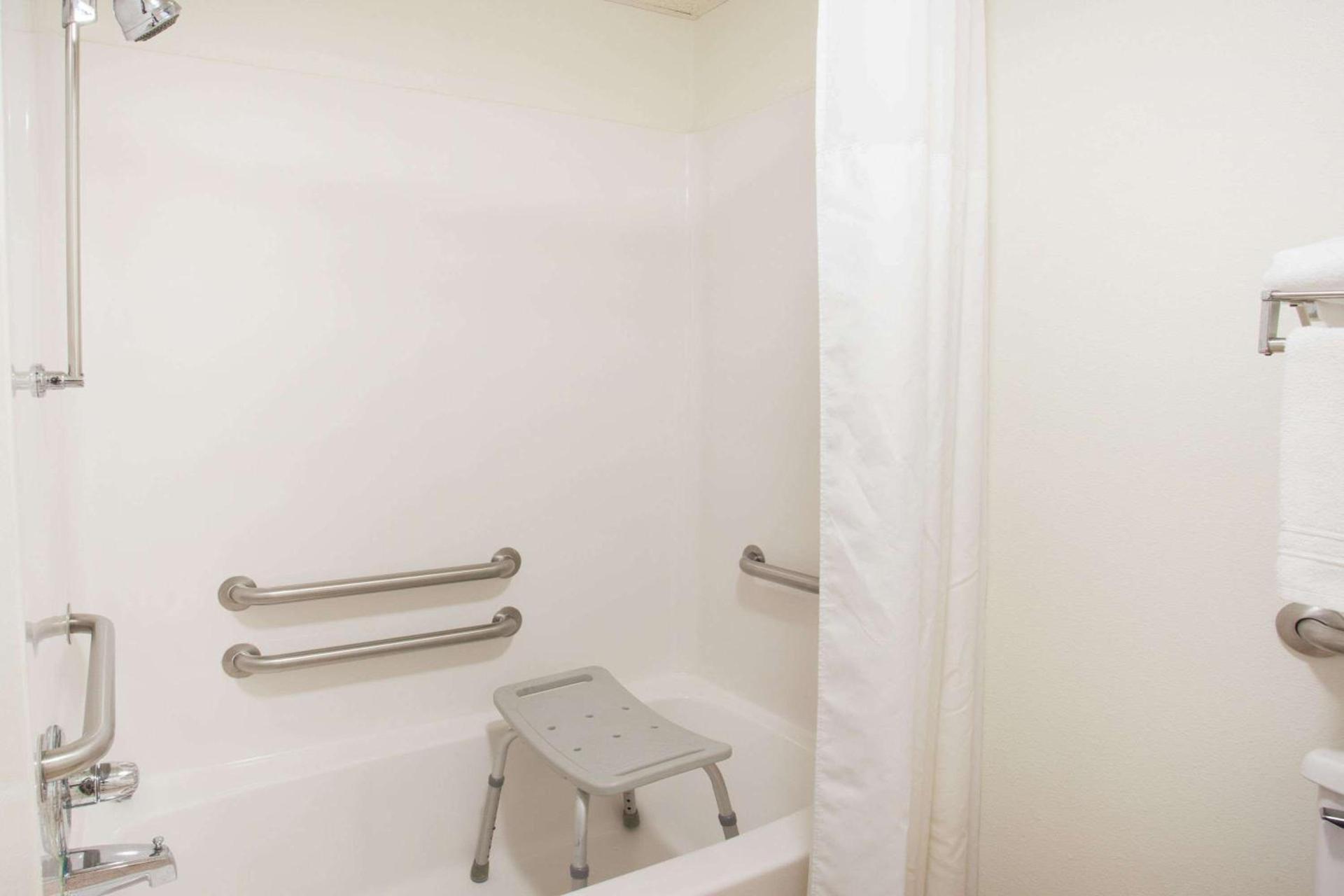 Super 8 by Wyndham Monmouth IL photo 8