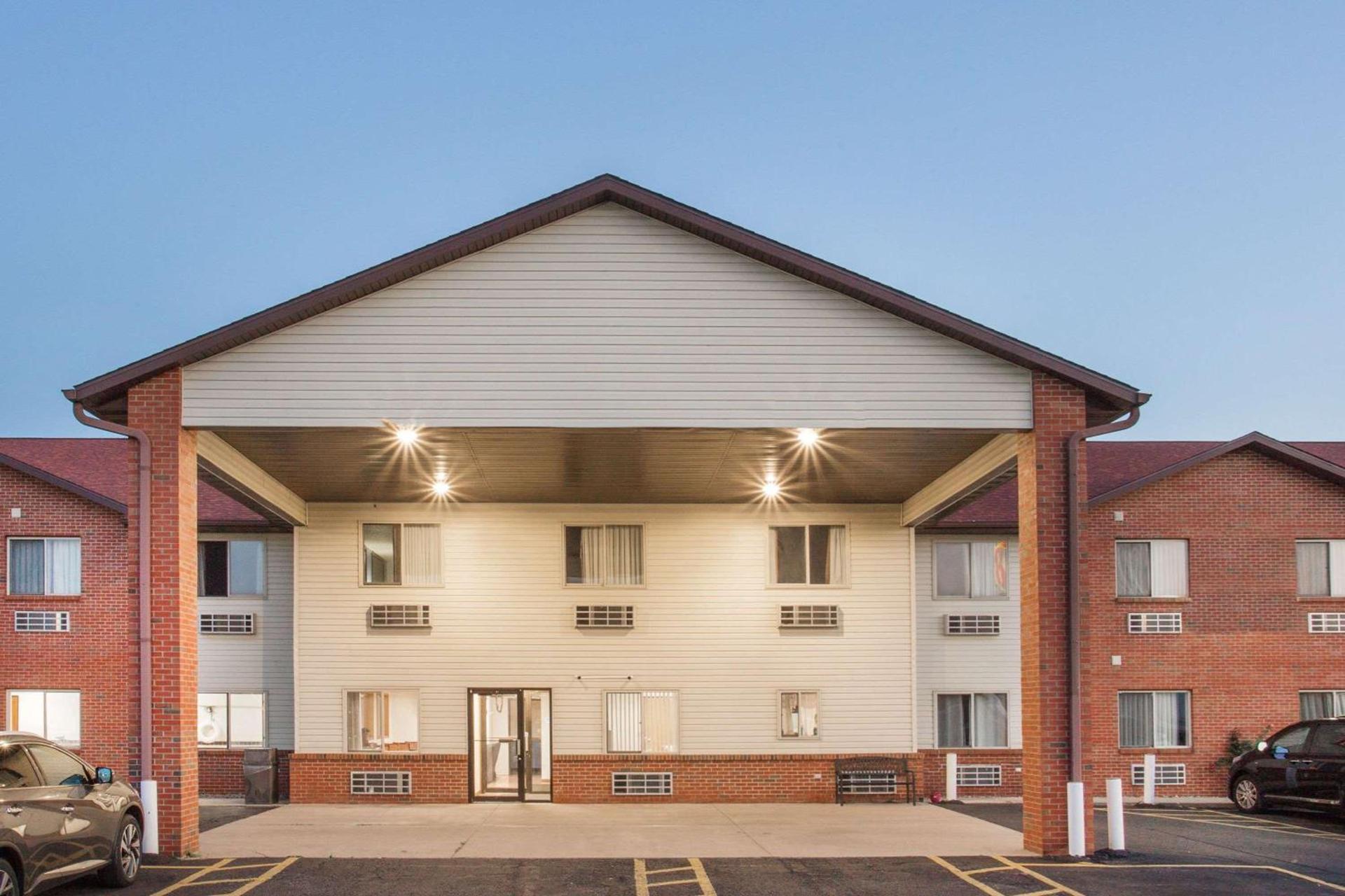 Super 8 by Wyndham Monmouth IL photo 2