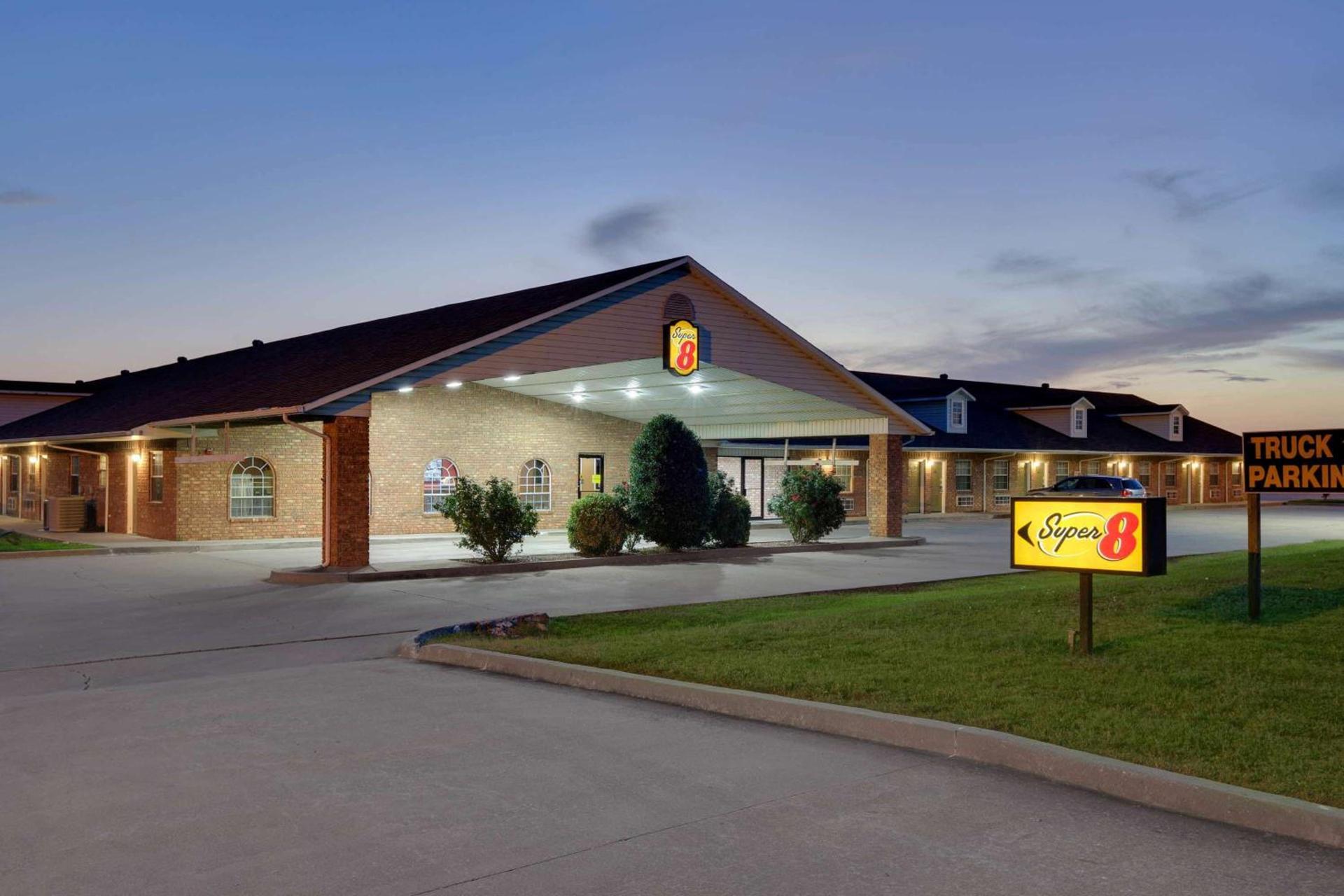 Super 8 by Wyndham Big Cabin/Vinita Area photo 2