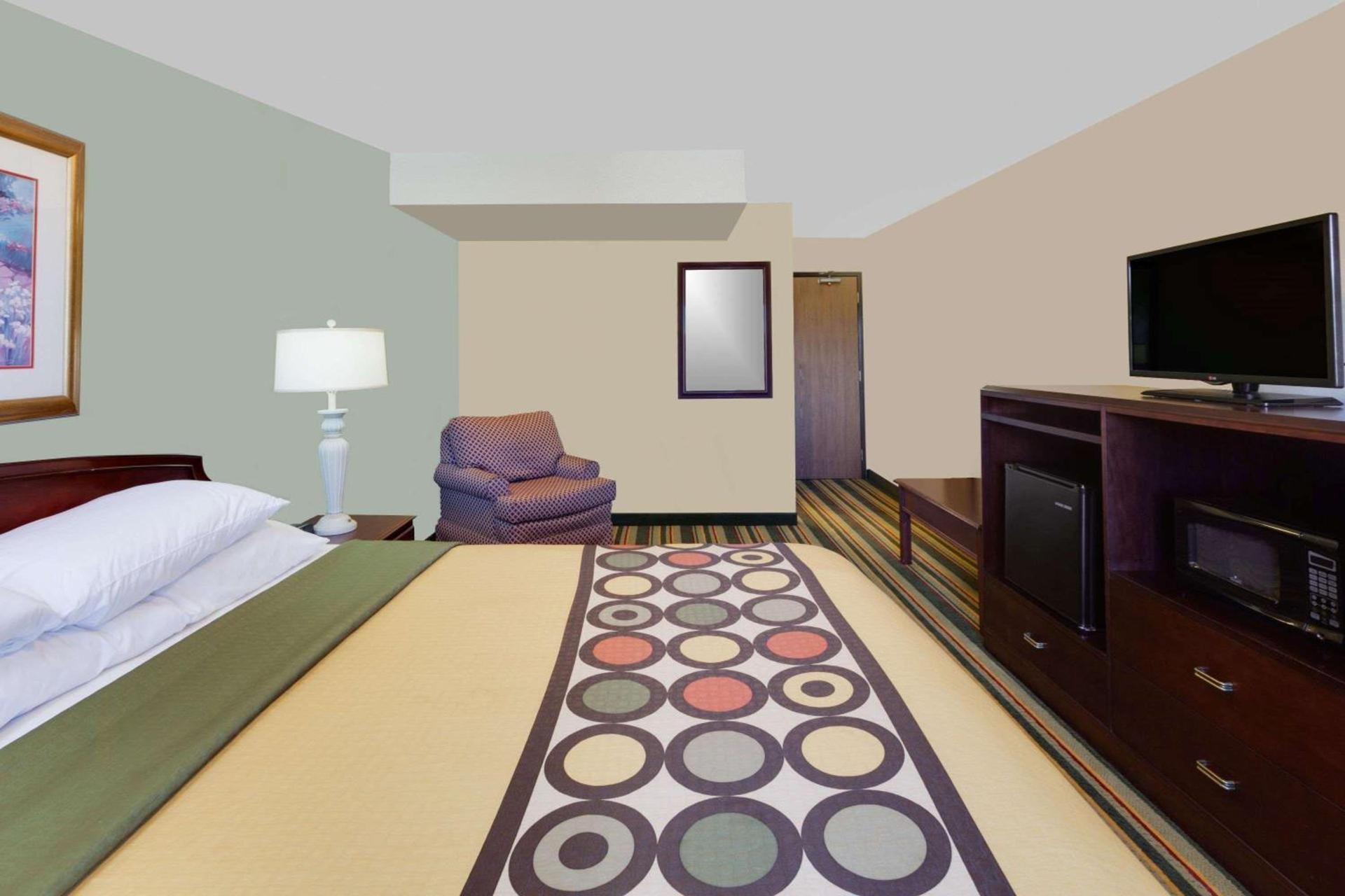 Super 8 by Wyndham Mt. Pleasant photo 34