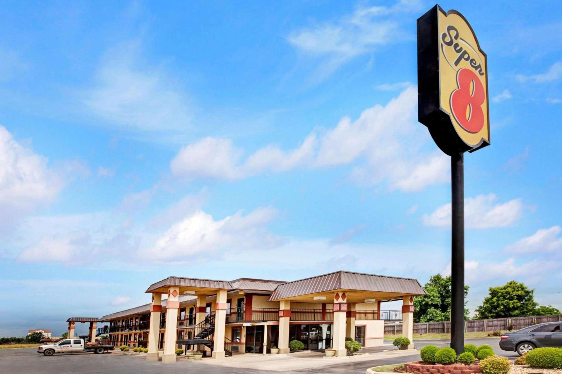 Super 8 by Wyndham Shawnee photo 2