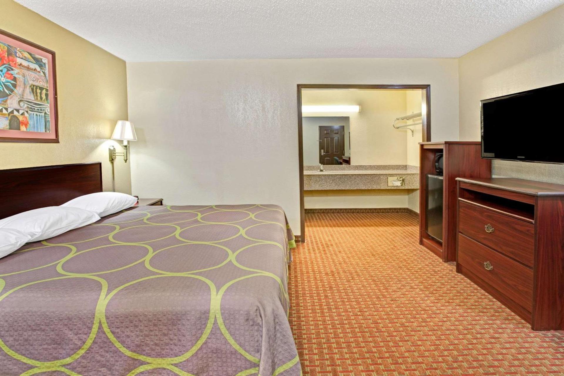 Super 8 by Wyndham Shawnee photo 11