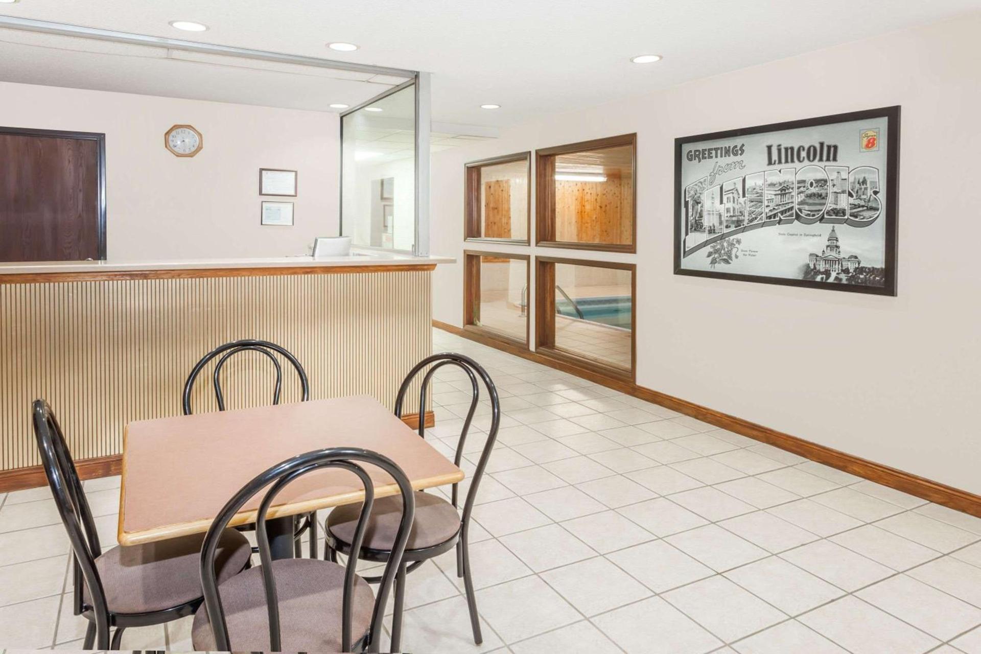 Super 8 by Wyndham Lincoln photo 2