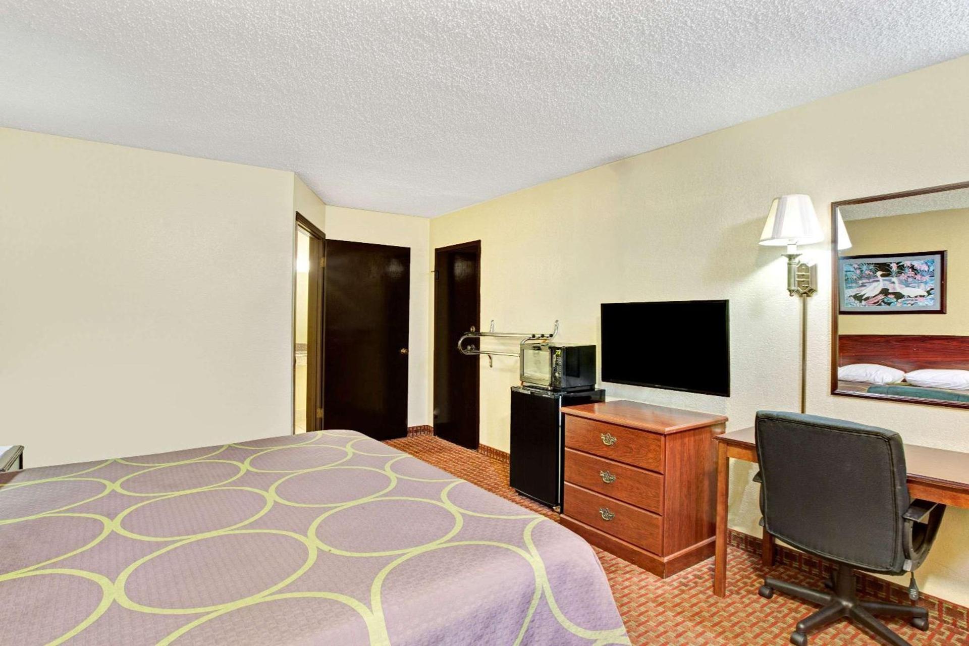 Super 8 by Wyndham Shawnee photo 6