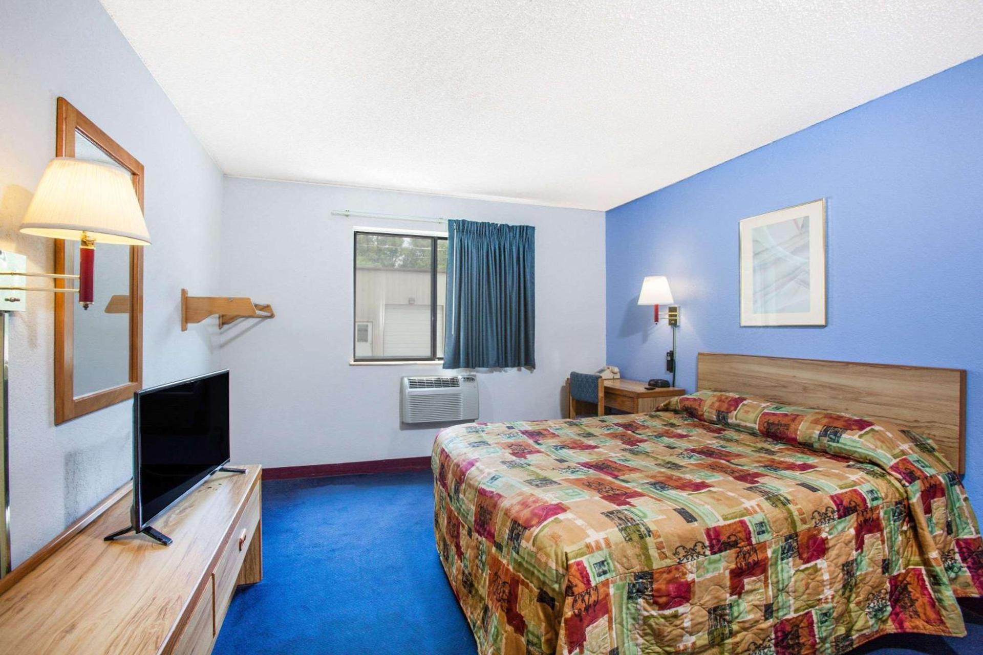 Super 8 by Wyndham Hot Springs photo 11