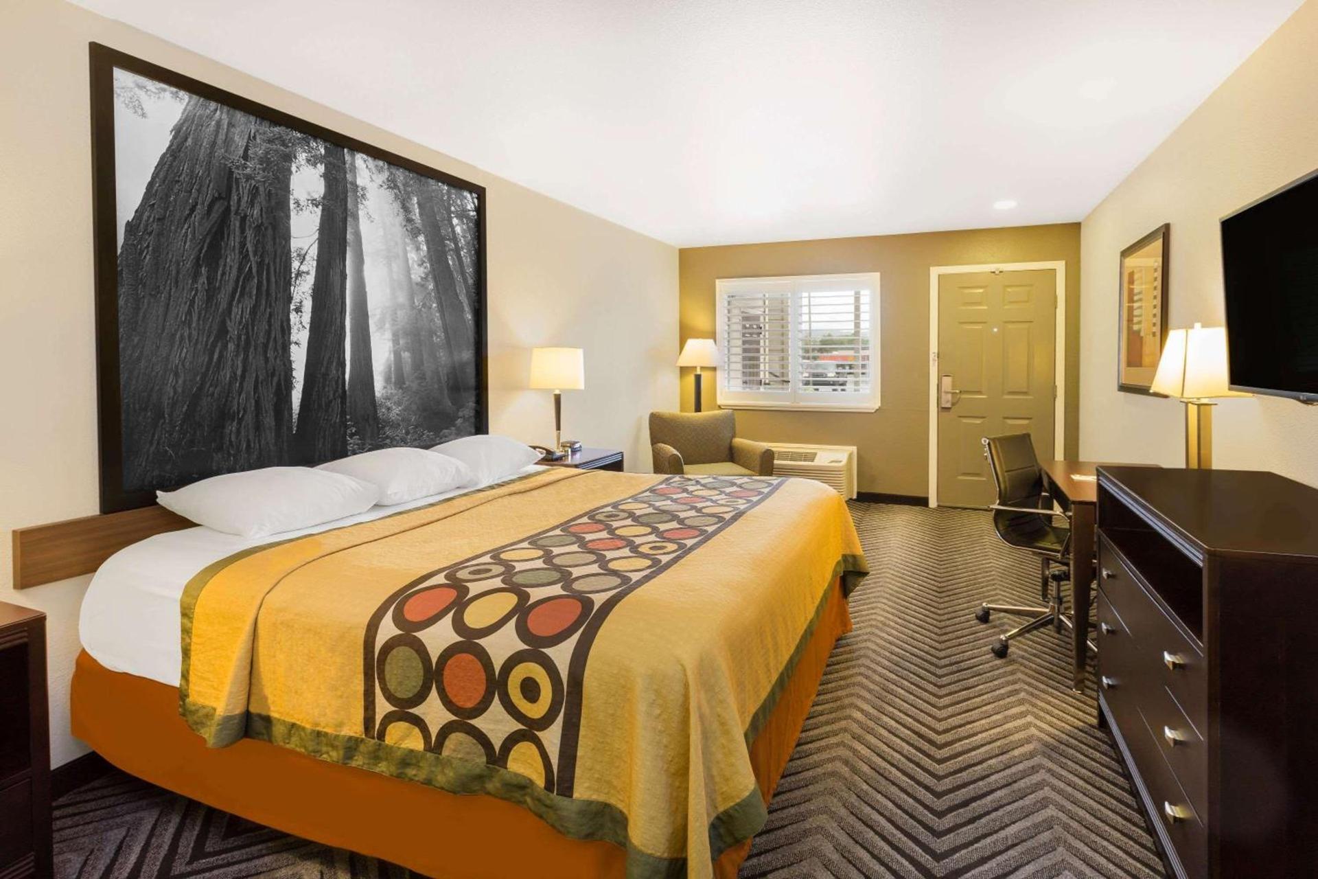 Super 8 by Wyndham Fortuna photo 9
