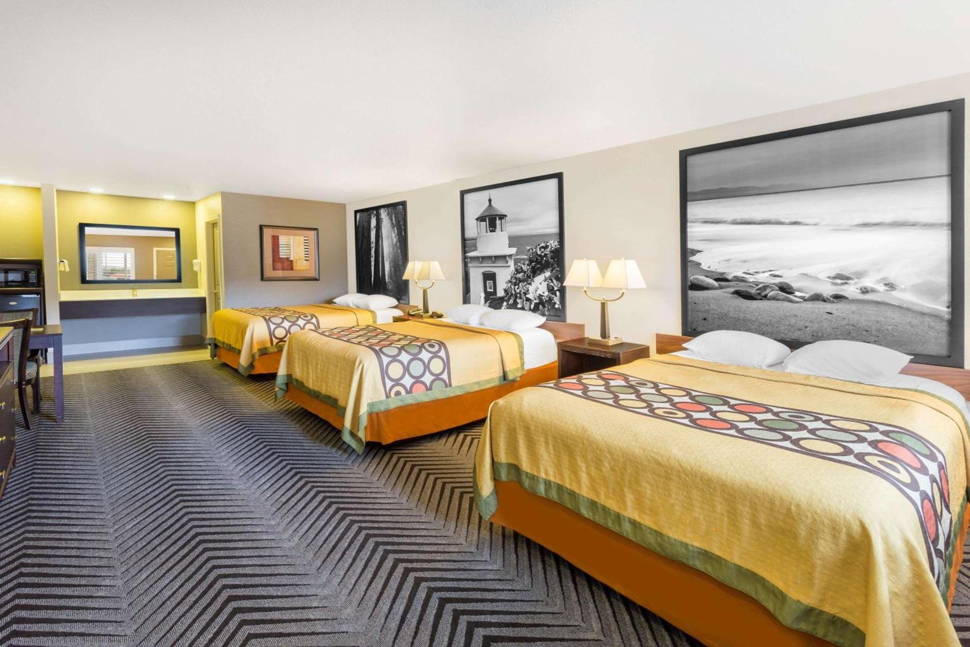 Super 8 by Wyndham Fortuna photo 17