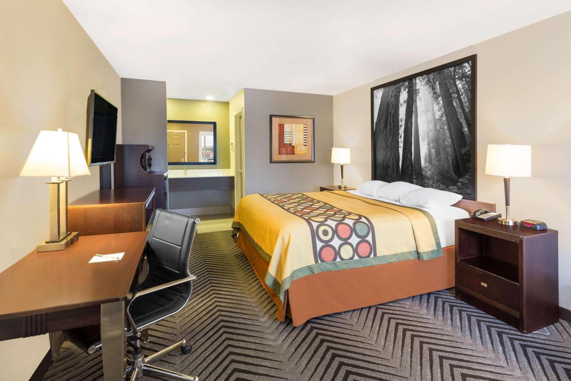 Super 8 by Wyndham Fortuna photo 11