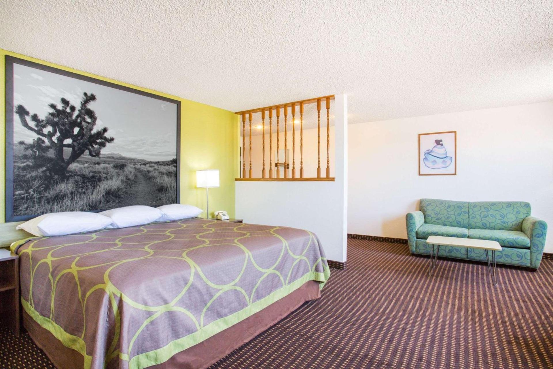 Super 8 by Wyndham Kingman photo 10
