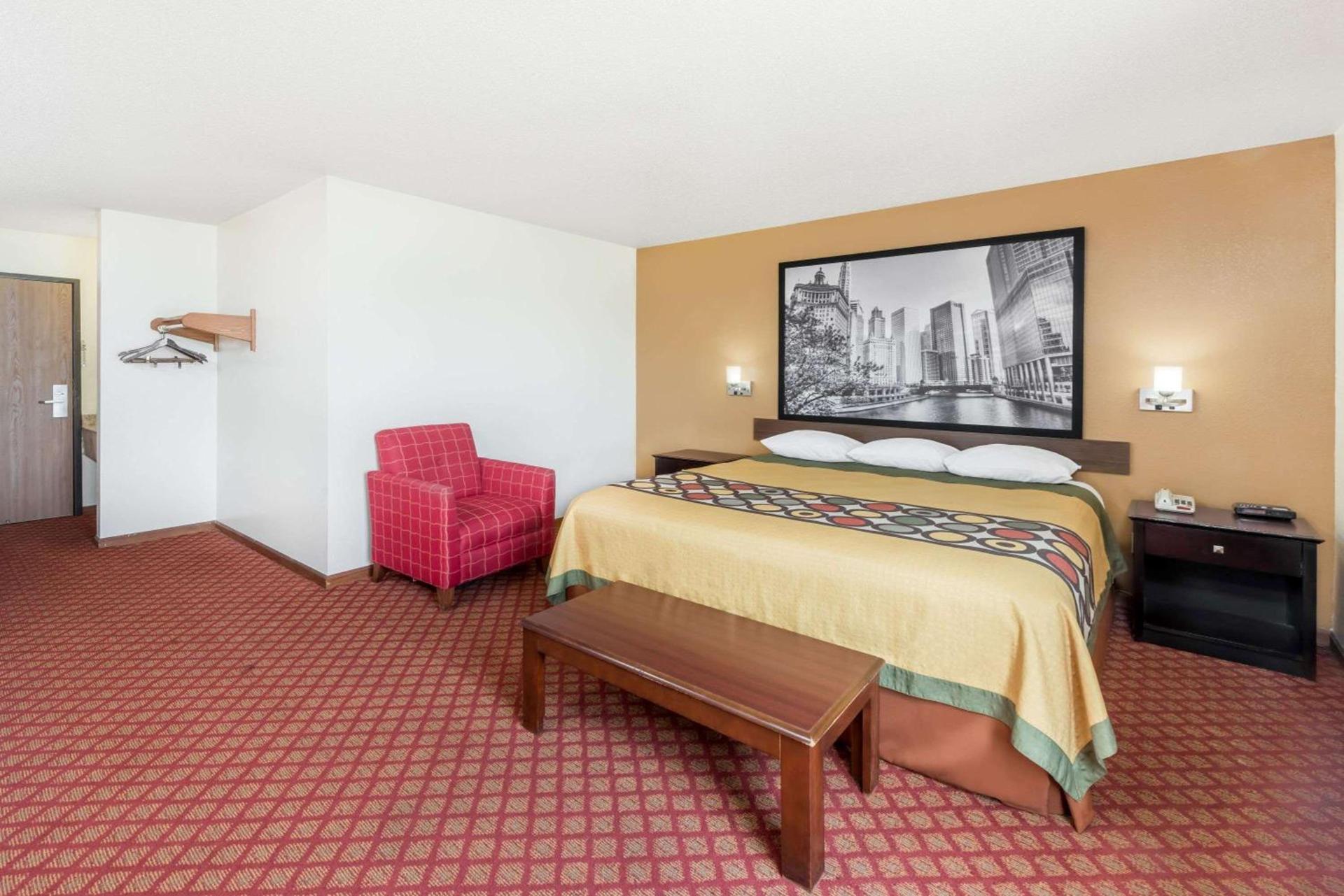 Super 8 by Wyndham Marshall photo 9