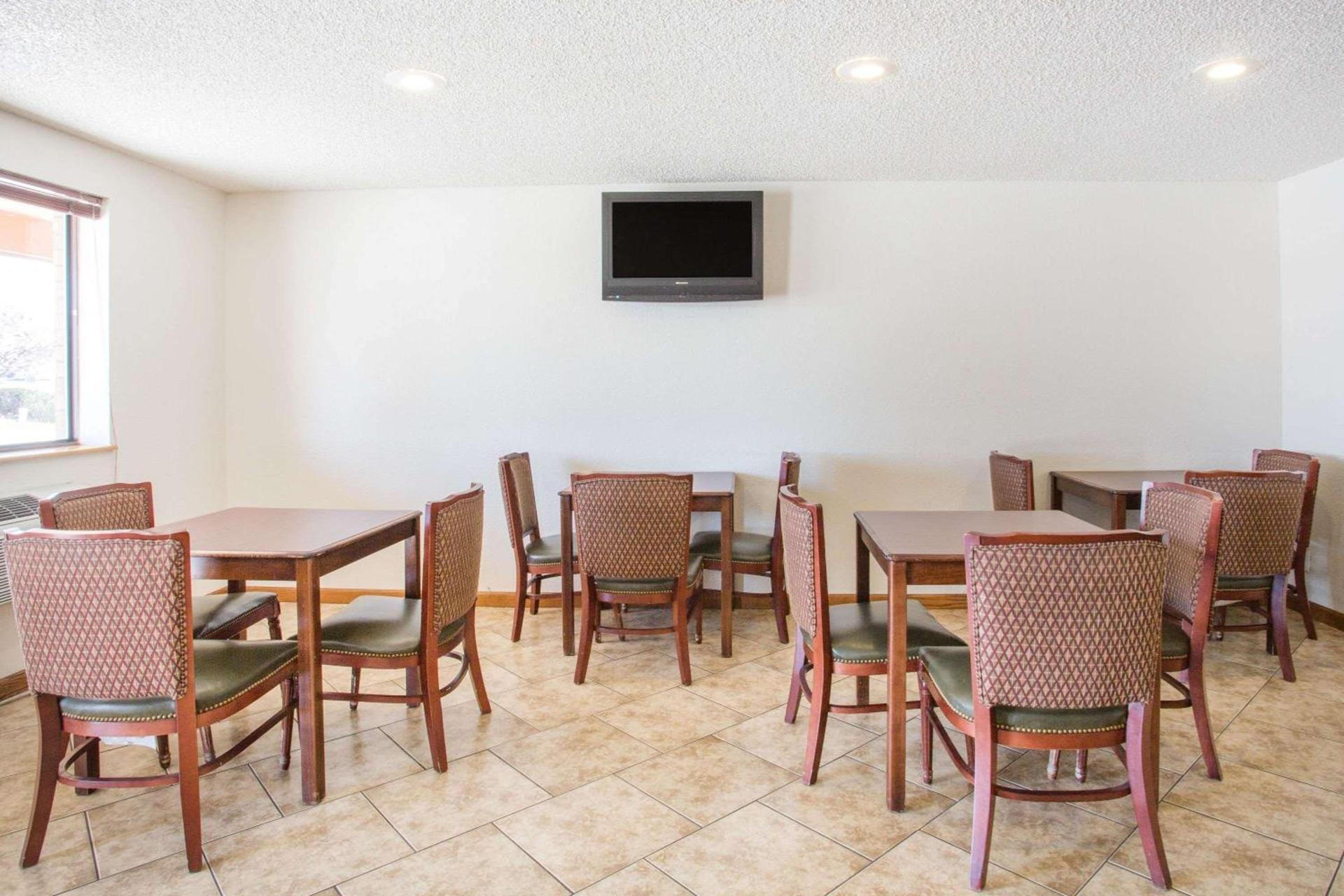 Super 8 by Wyndham Kingman photo 14