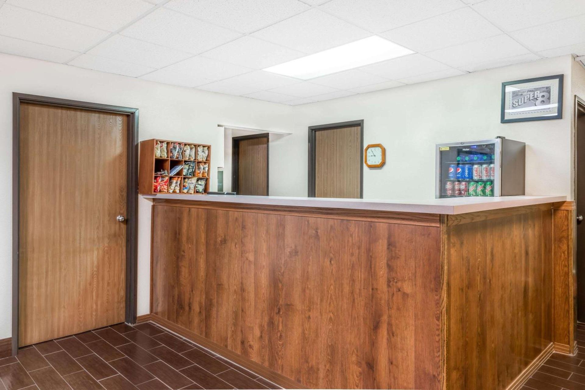 Super 8 by Wyndham Marshall photo 3