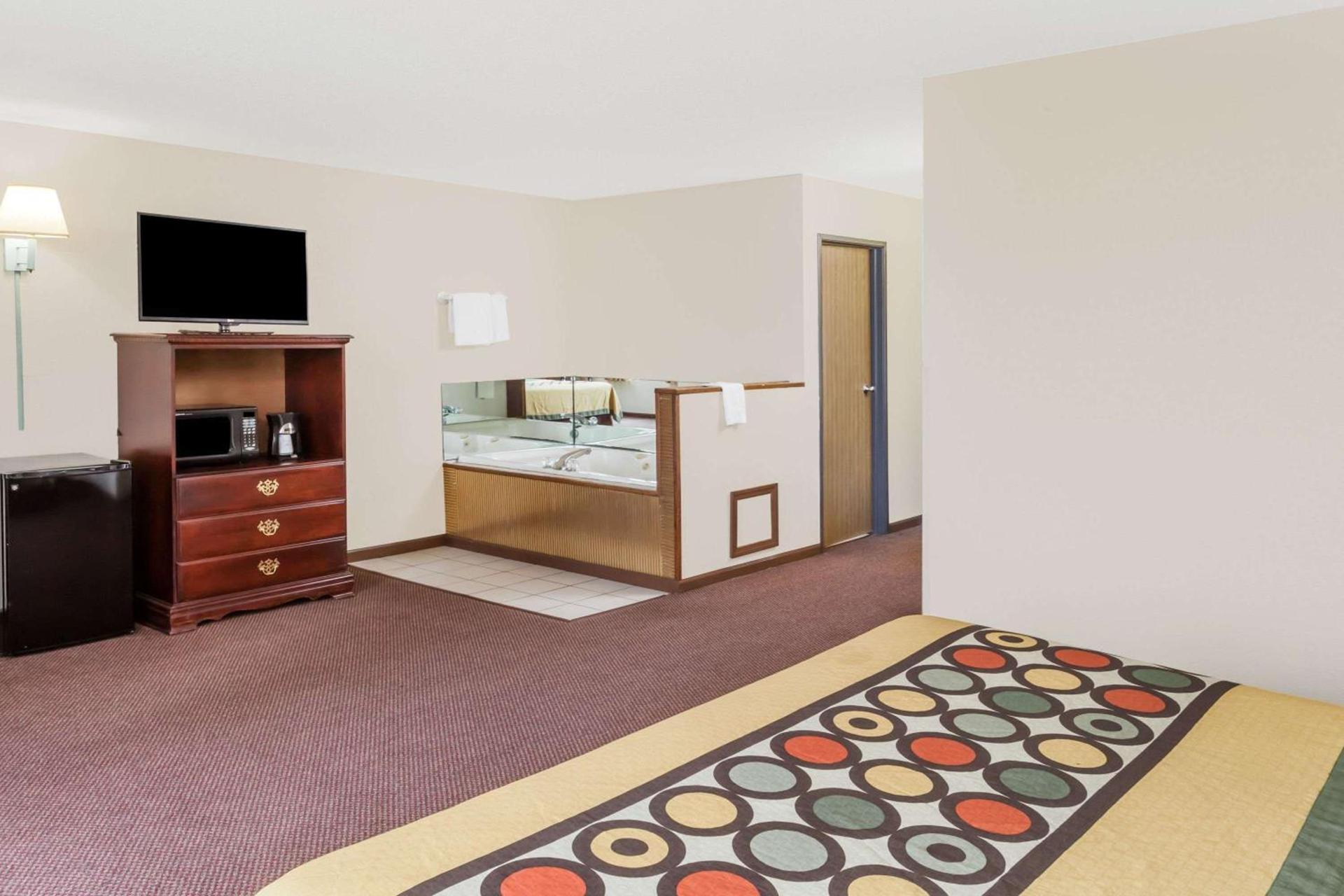 Super 8 by Wyndham Lincoln photo 8