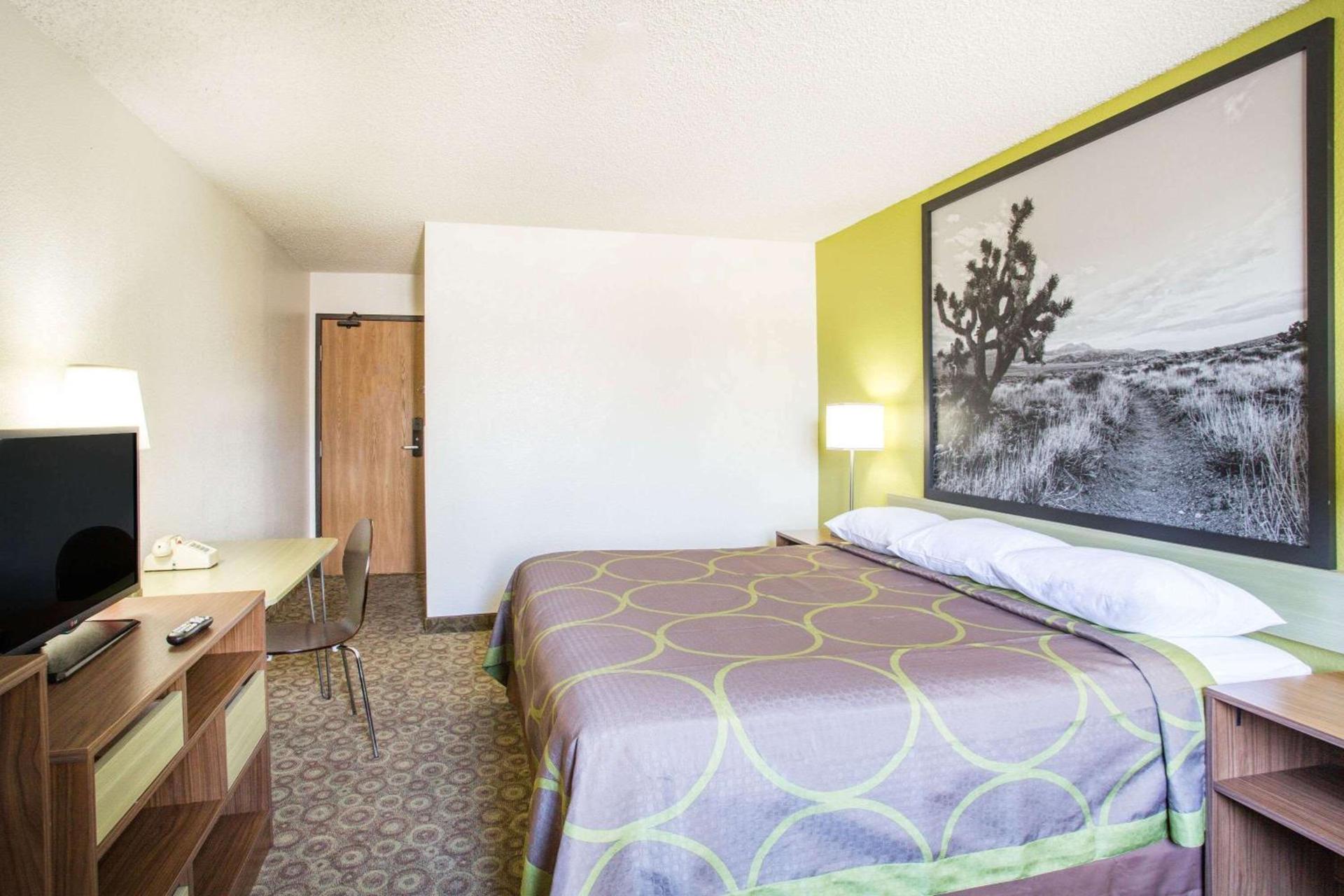 Super 8 by Wyndham Kingman photo 4