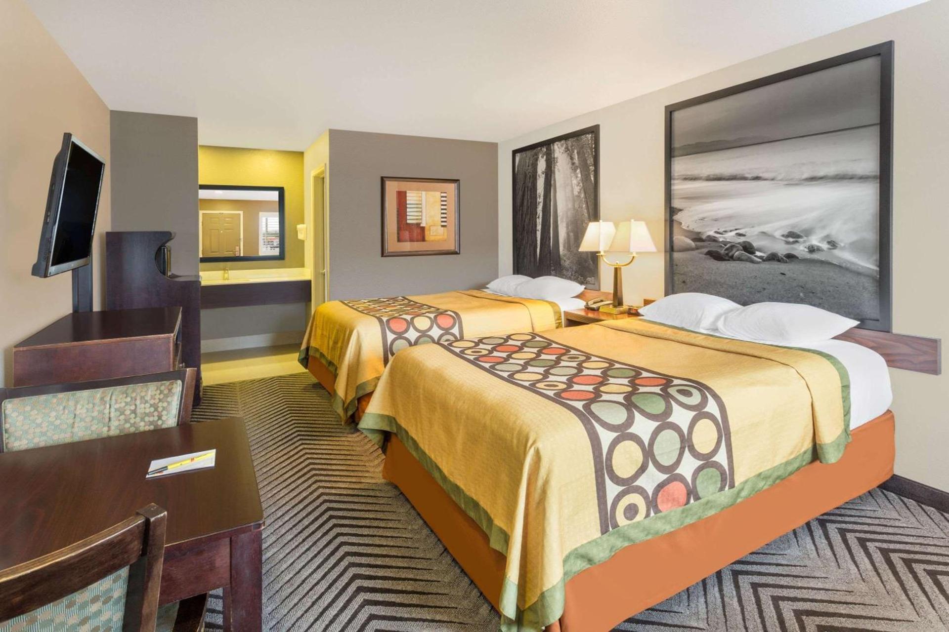 Super 8 by Wyndham Fortuna photo 16