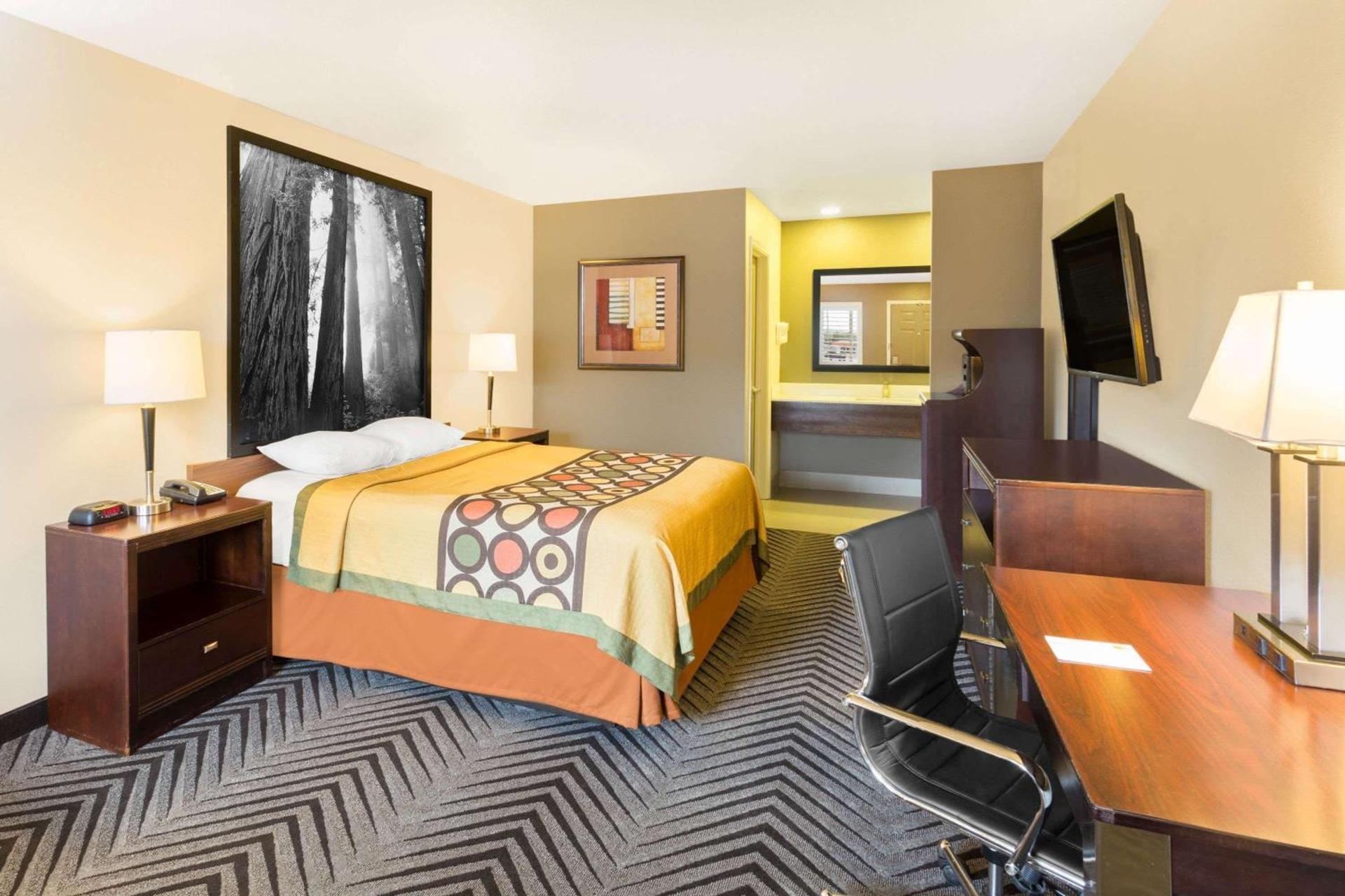 Super 8 by Wyndham Fortuna photo 14