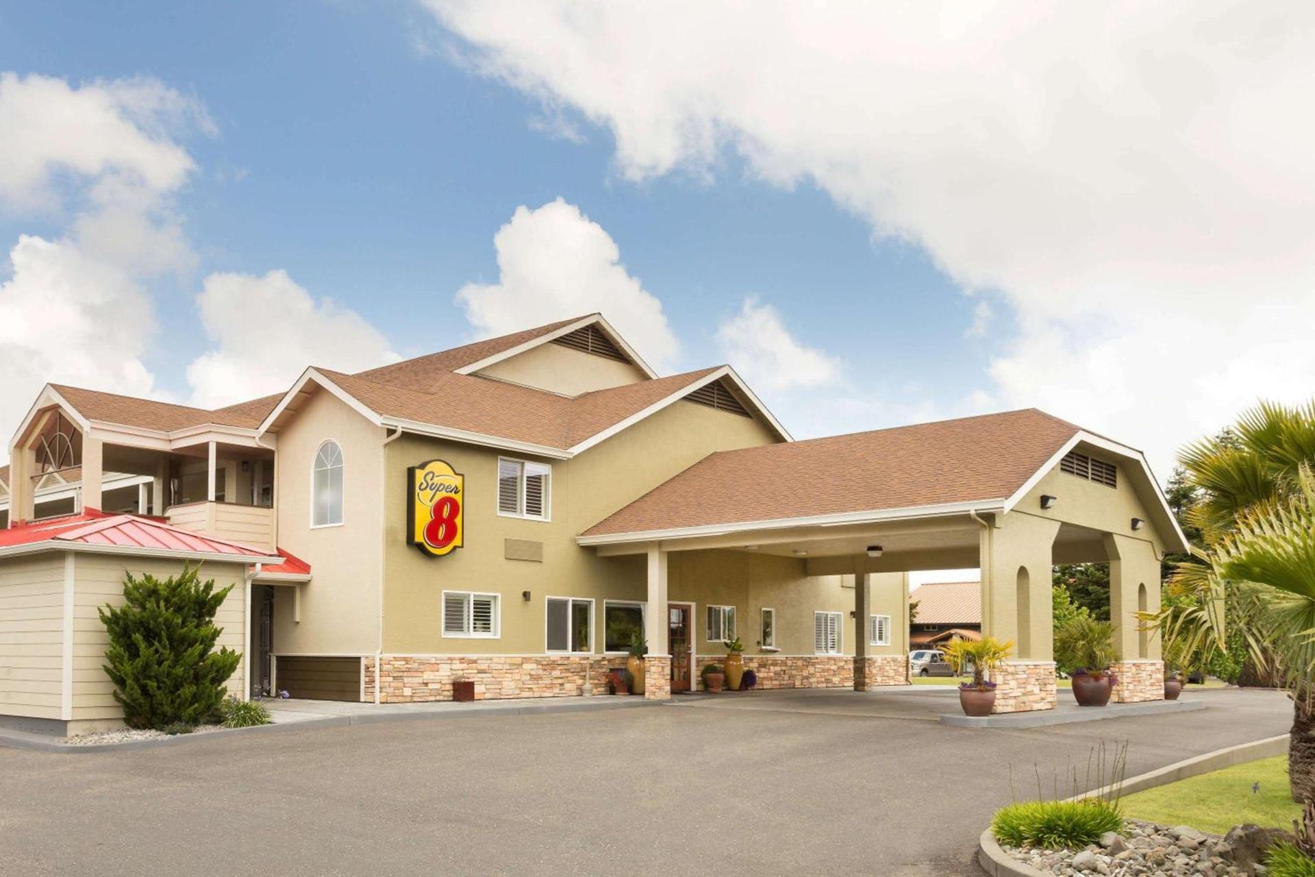 Super 8 by Wyndham Fortuna photo 2
