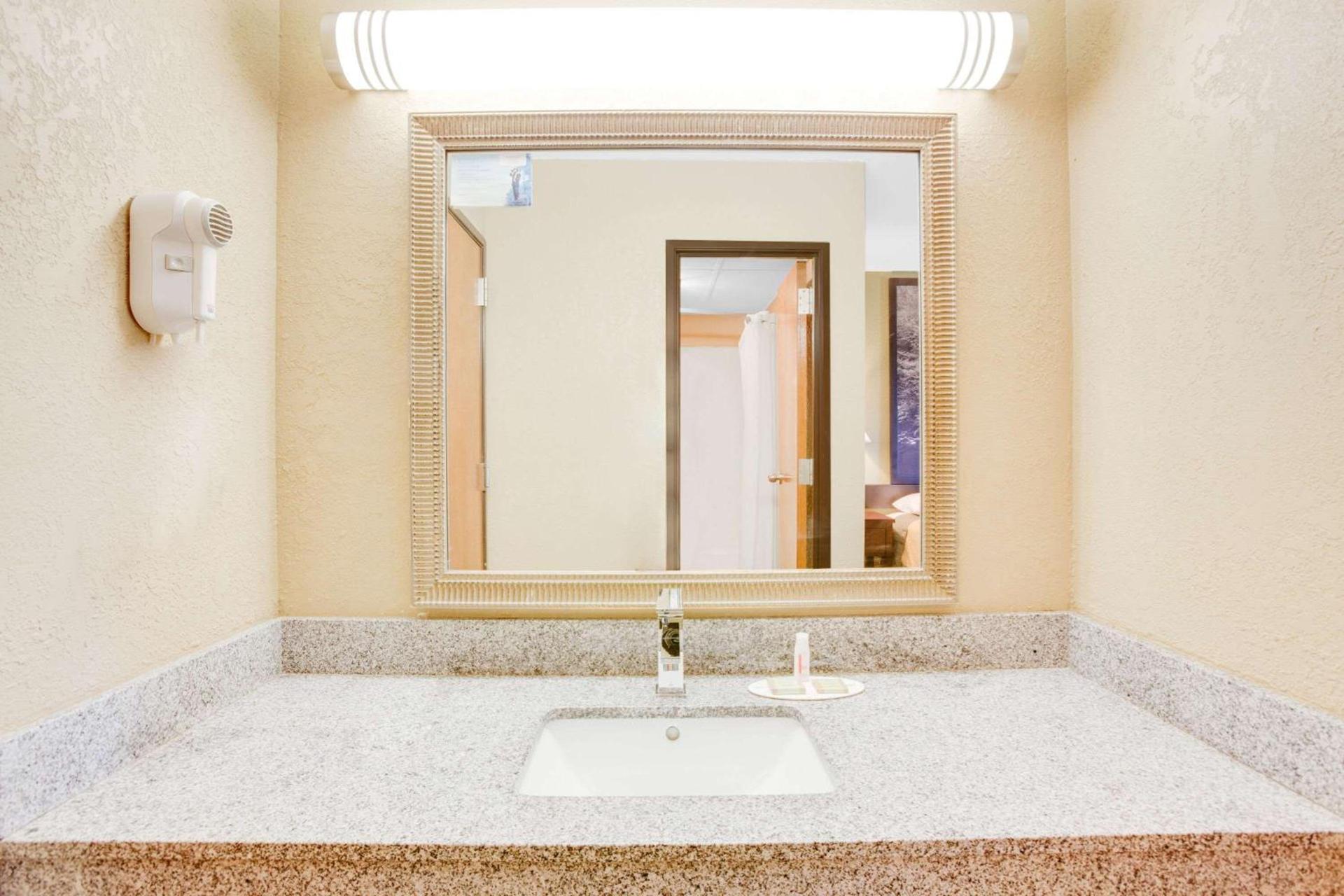 Super 8 by Wyndham Morrilton photo 11