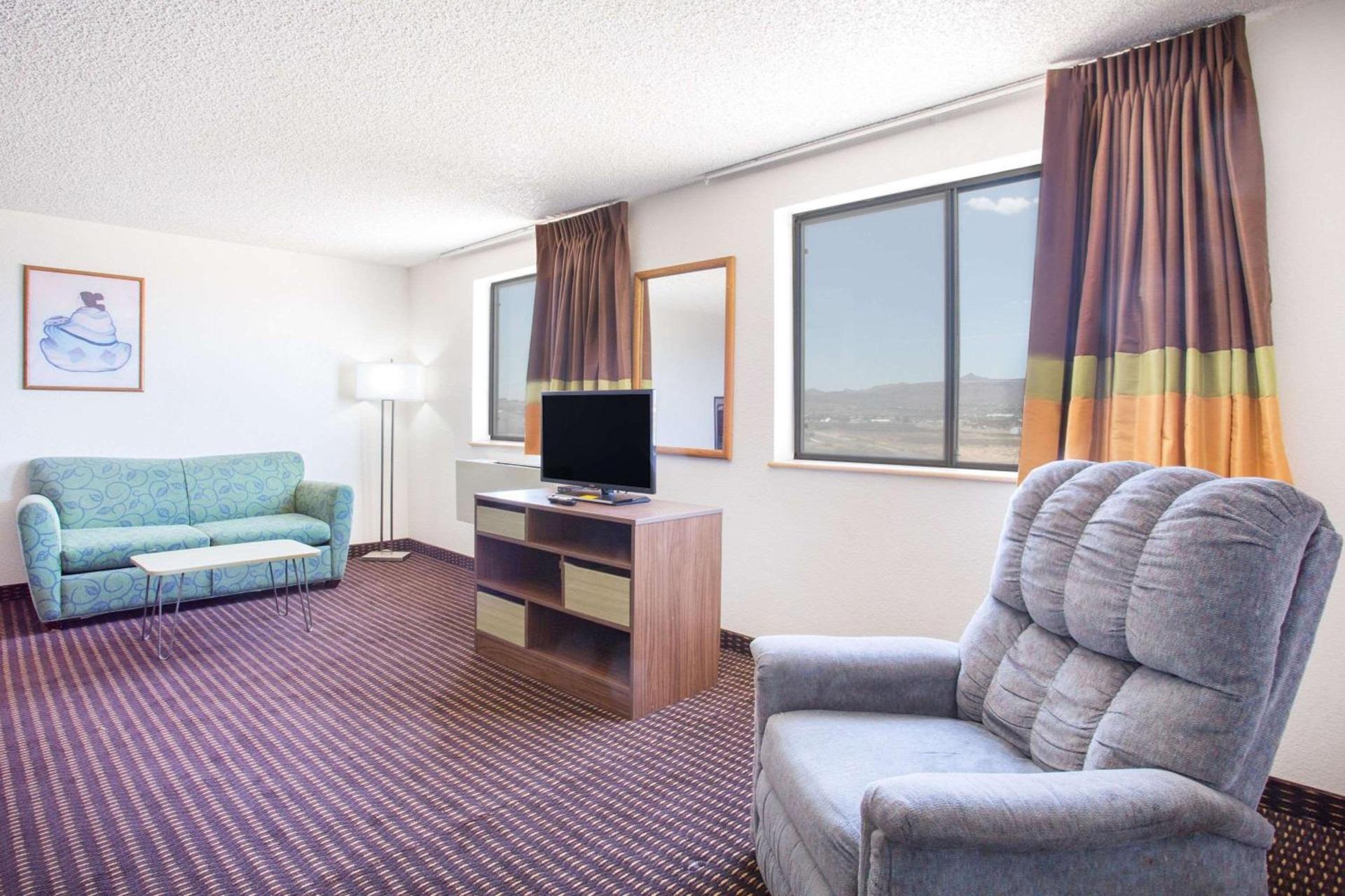 Super 8 by Wyndham Kingman photo 11